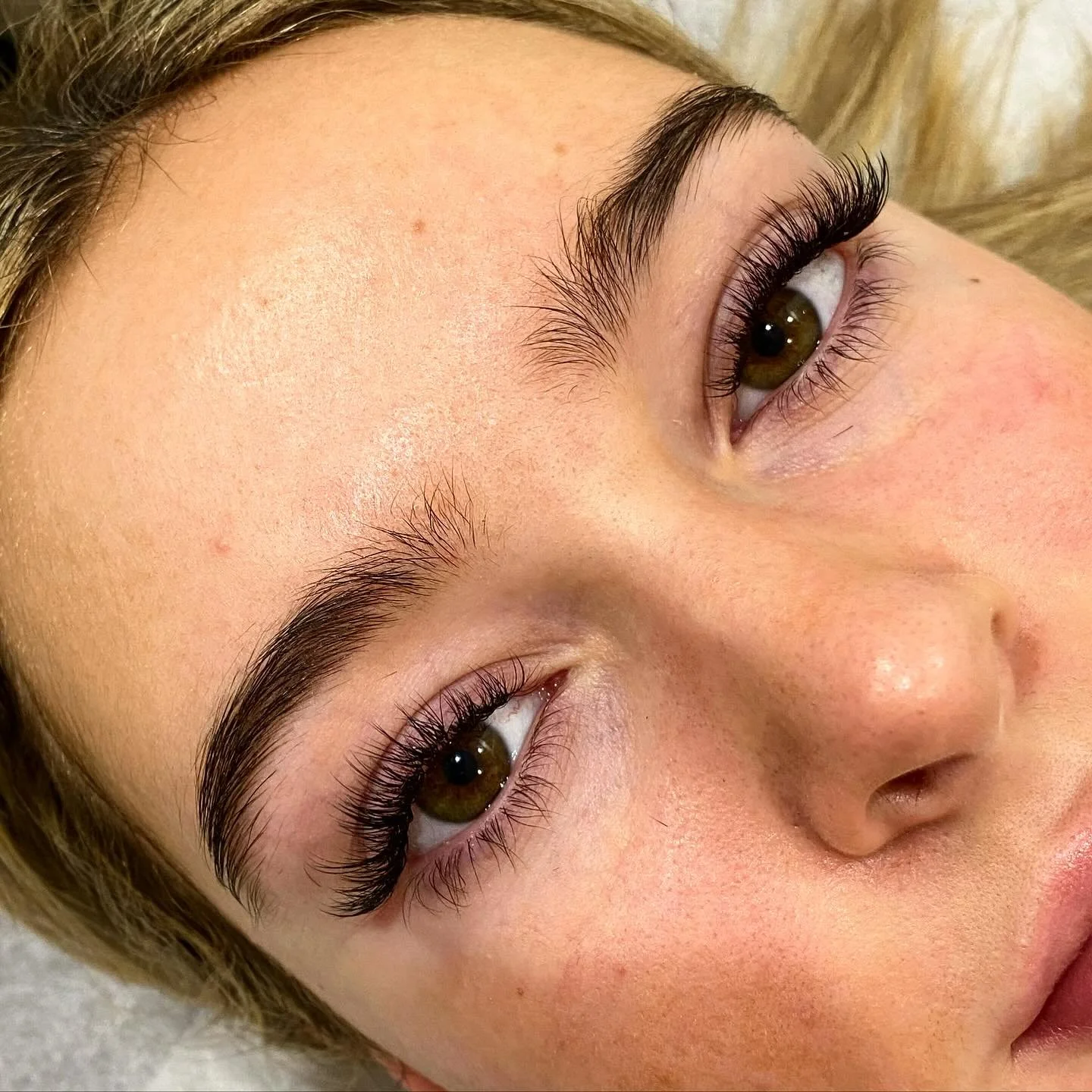 Wispy Hybrid lashes .... An infill I did on my client this week, she wanted more various lengths throughout... Did you know all fans I make are hand made. NO pre-made fans here 🙅🏼&zwj;♀️
meaning different thickness fans can be made for every single