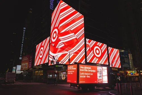 Chloe Olewitz wrote the copy for Archive's Times Square OOH campaign stunt
