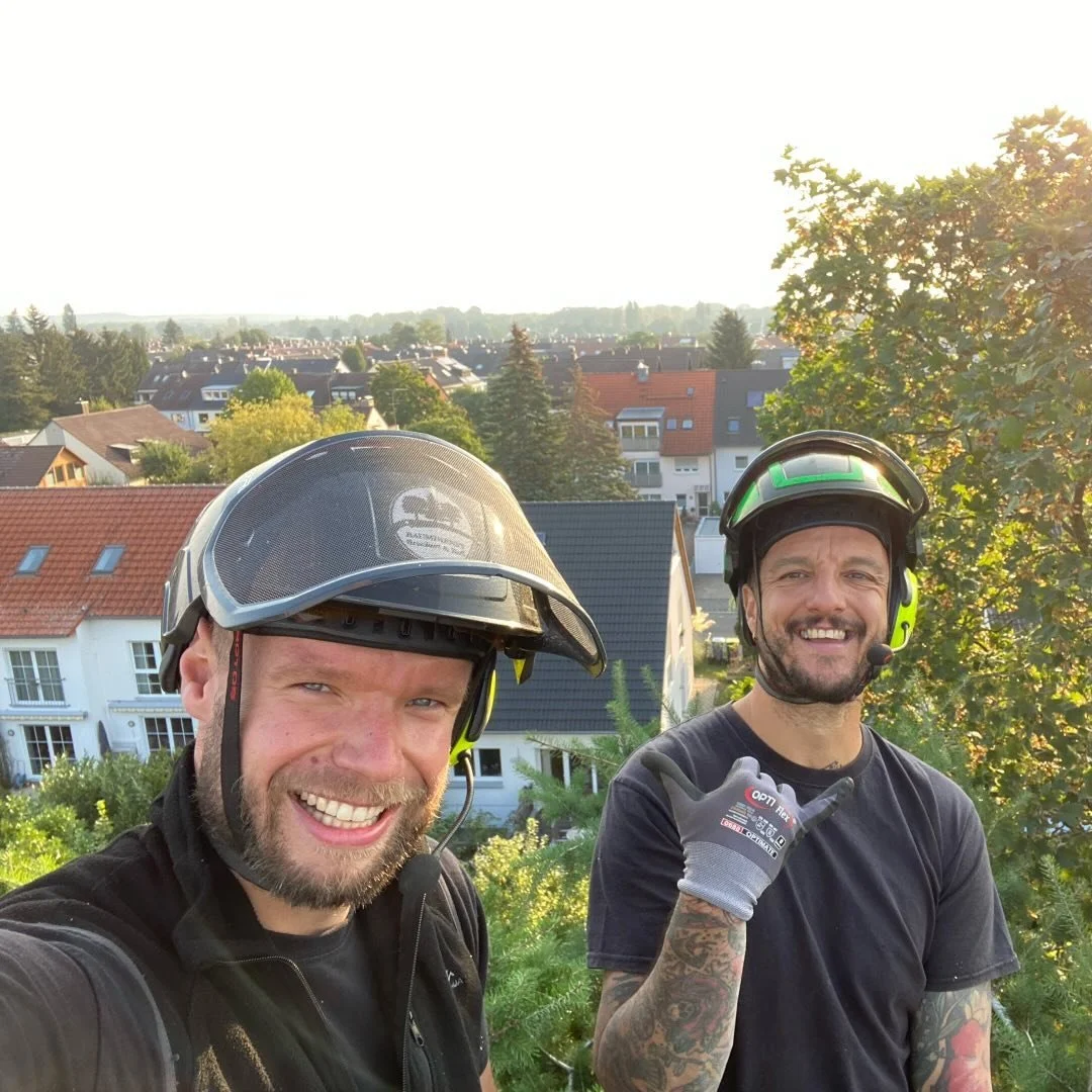 Das sind wir:

🌳Manuel Ro&szlig;
-Zimmermann 
-European Tree Technician 
-FLL Zertifizierter Baumkontrolleur

🌳Peter Bruckert
-G&auml;rtner
-European Tree Technician 
-FLL Zertifizierter Baumkontrolleur
