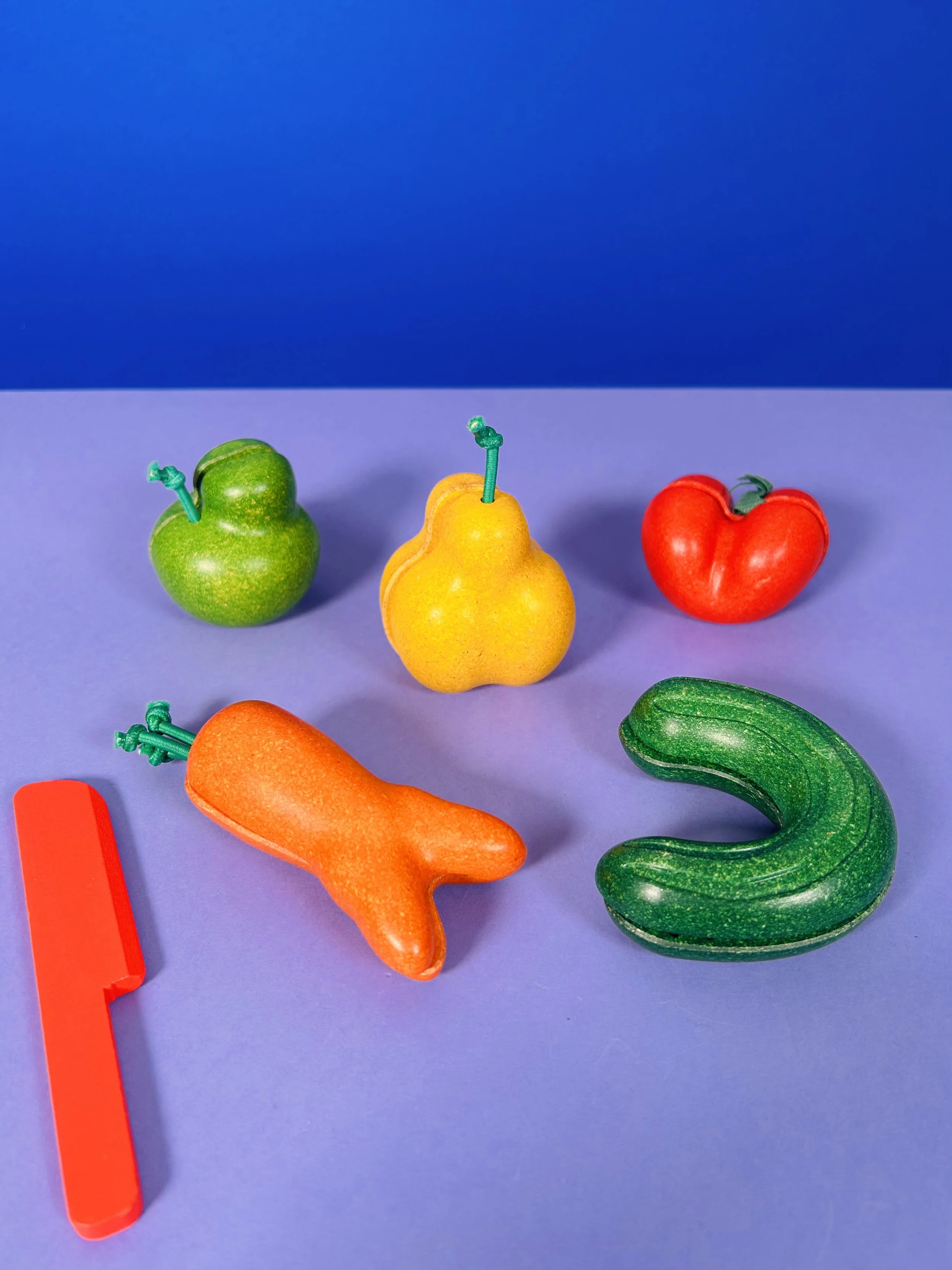 SET DE FRUITS ET LÉGUMES TORDUS À COUPER  - 	Plantoys