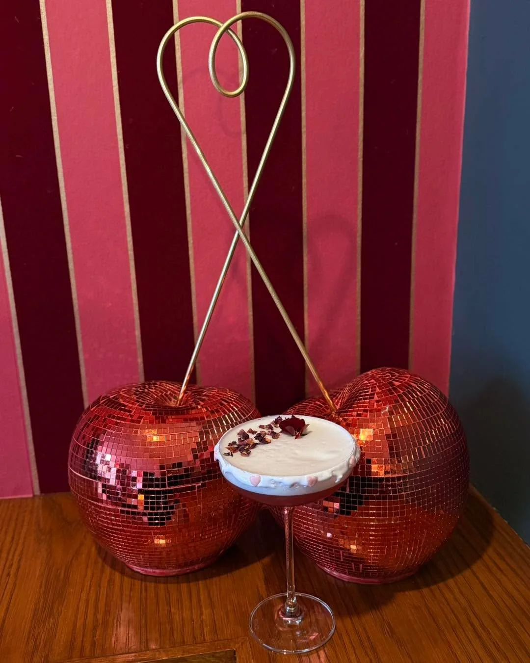 The Orchard Bloom mocktail - 0% tanqueray Sevilla, apple juice, cranberry juice, lemon juice, homemade syrup &amp; vegan foamer. A lovely pink mocktail to go alongside your Mother&rsquo;s Day meals 🌸🌺