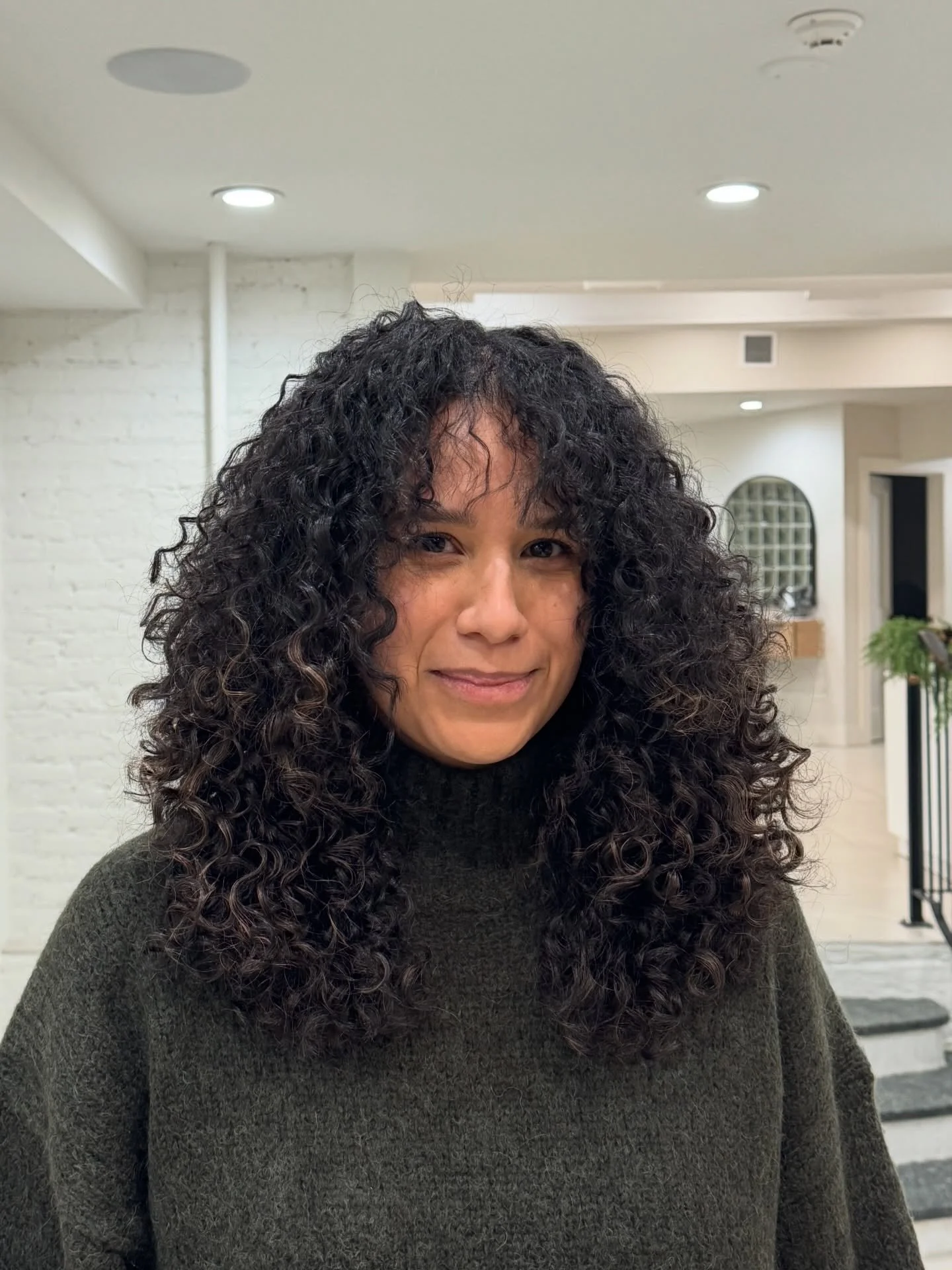 Bangs&hellip; such a vibe.

With curly hair, it&rsquo;s less about creating a separate &ldquo;bang section&rdquo; and more about how everything connects.

The goal is for the front to feel seamless with the rest of the haircut&mdash;blending into the