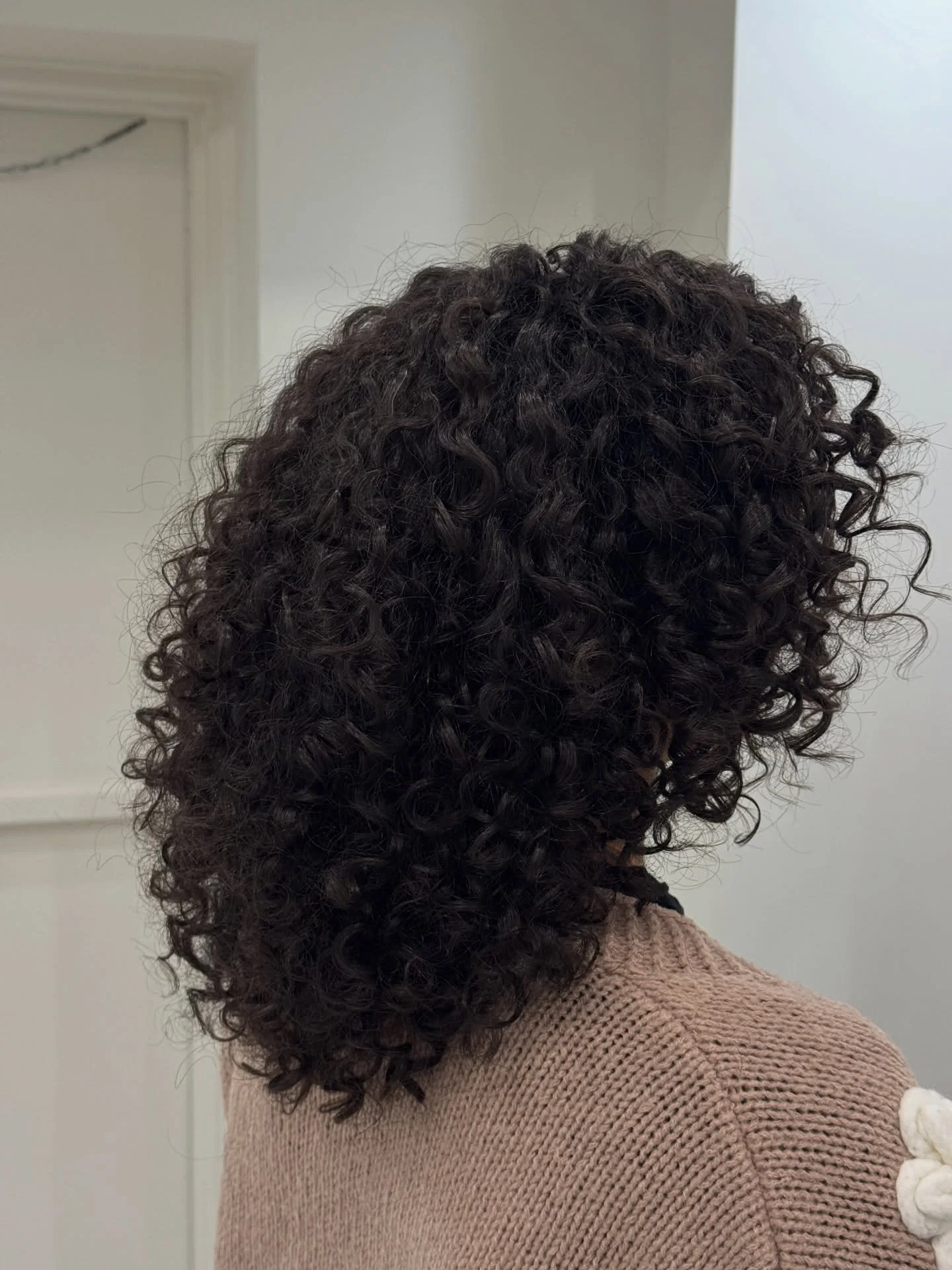 If your curls feel heavy, undefined, or just&hellip; off
it&rsquo;s probably not your products

It&rsquo;s your shape

A curly cut isn&rsquo;t about taking length off
it&rsquo;s about creating balance, movement, and space for your curls to actually f