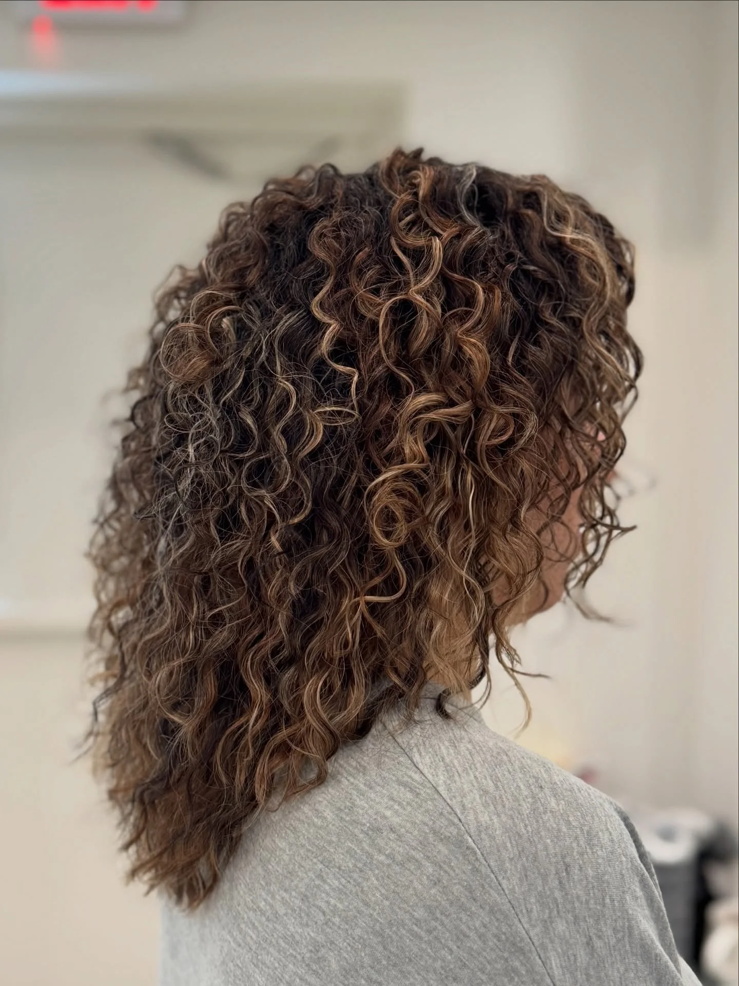 In these photos, we&rsquo;re starting with a corrective curly cut to remove the compromised ends, restore balance, and begin her journey back to healthy curls.

Something I hear often from clients with damaged curls:
their highlights were done quickl