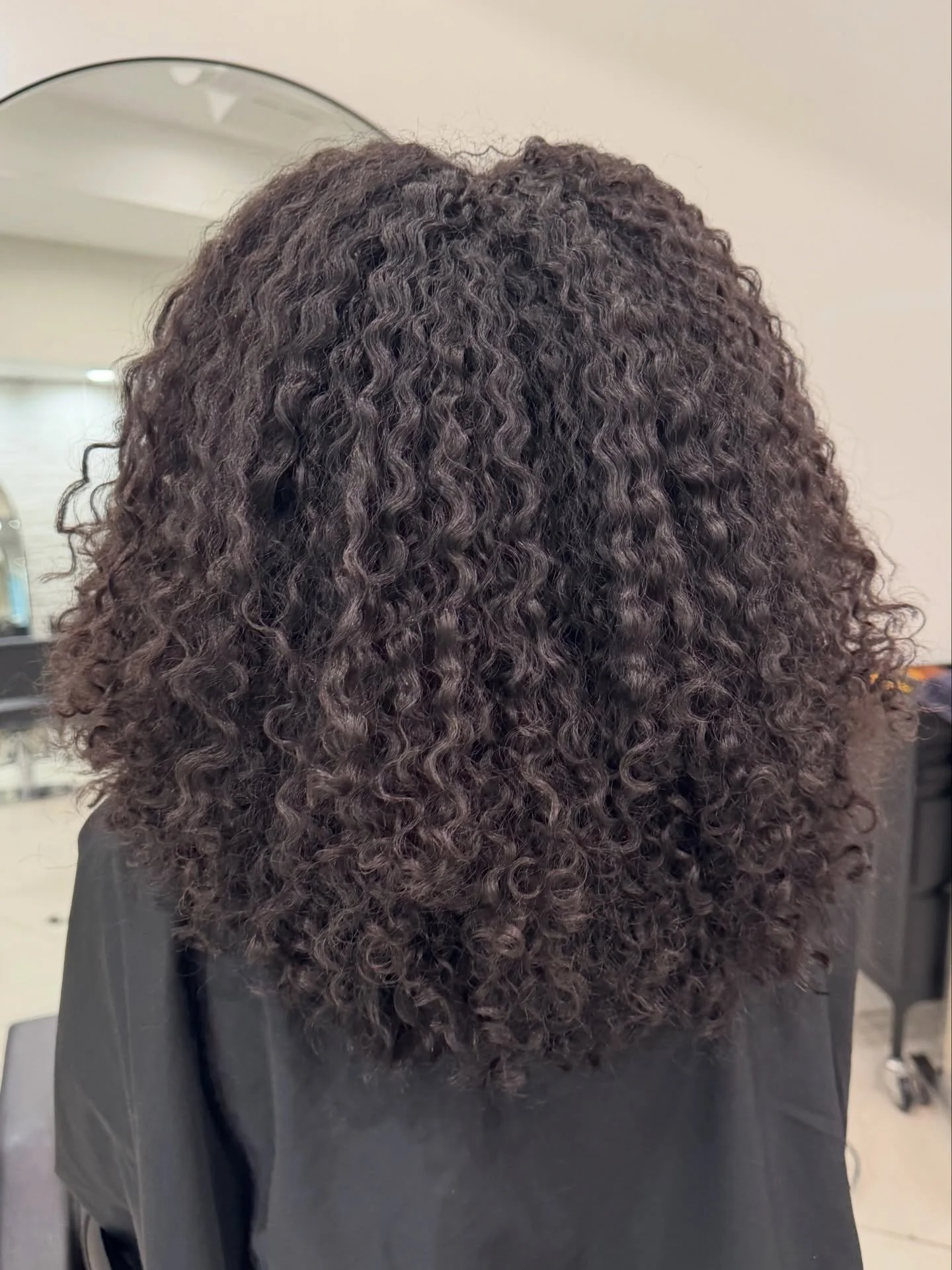 This is what happens when hydration meets intention.

The curls didn&rsquo;t &ldquo;change&rdquo;&hellip;
they were finally given the environment to show up.

A balanced cut + proper hydration = definition, movement, and shape that actually makes sen