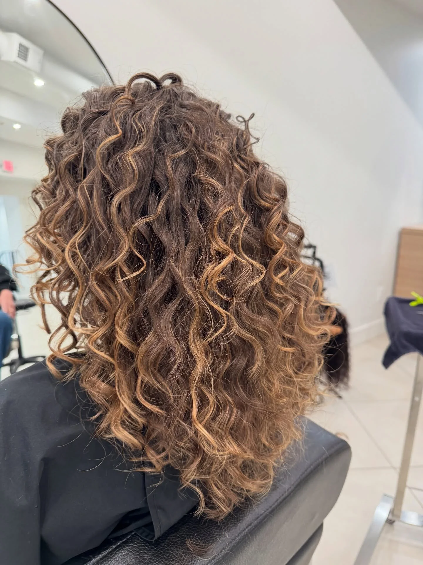 Custom curly cut + six month grow out 🤍 

Can we talk about this color for a second? Because THIS is why I love intentional placement. 

These highlights were done SIX months ago and look at how beautifully they&rsquo;ve grown out. Soft dimension, l