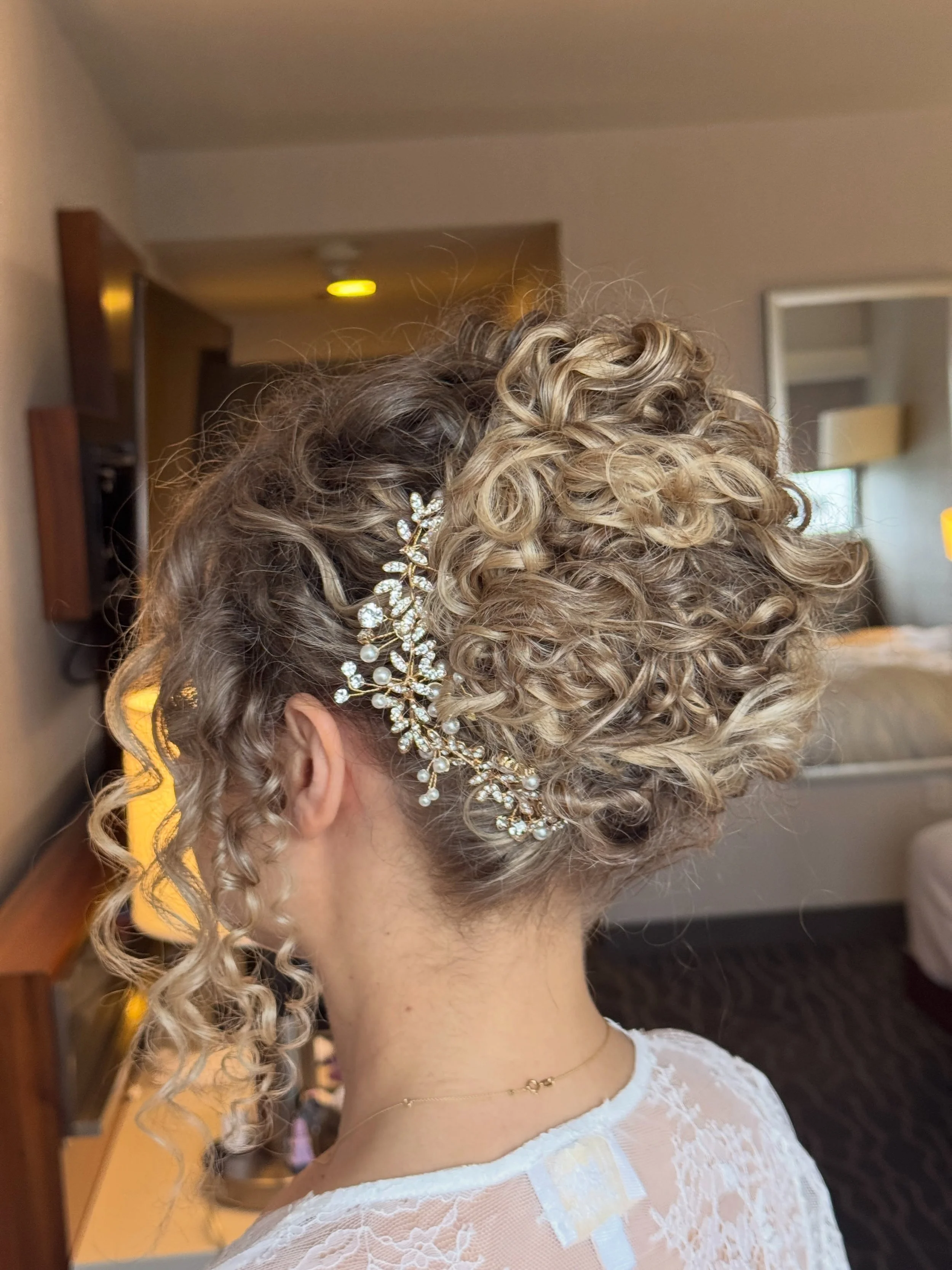 Curly bridal updo&hellip; but keeping the curls looking like her curls 🤍

One of my favorite things about styling natural curls for a wedding day is finding that balance between polished and effortless. We kept so much of her natural curl pattern vi