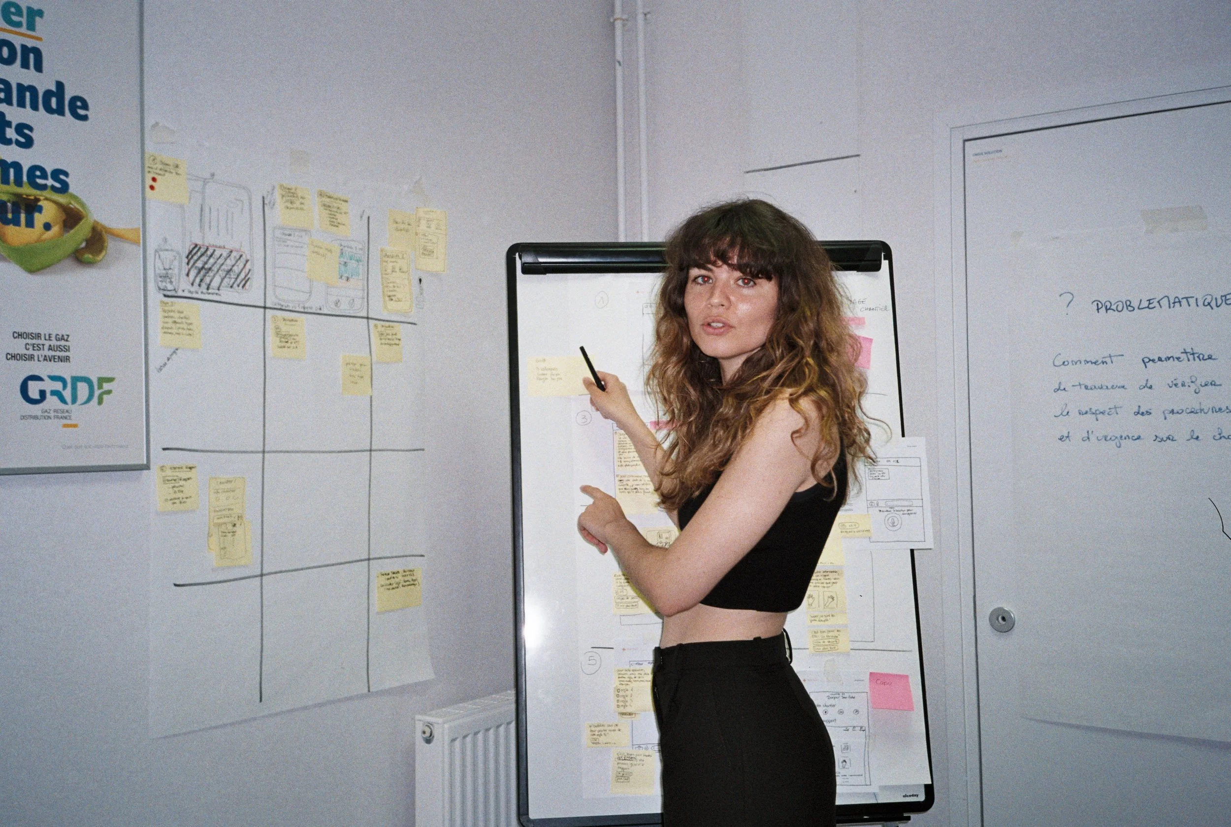 VICTOIRE FERCHAUD – Consultante en expérience utilisateur spécialisée dans le luxe.
Passionnée de photographie argentique et de marques émergentes, Victoire accompagne les maisons et enseignes dans la création d’expériences digitales sur mesure. De l