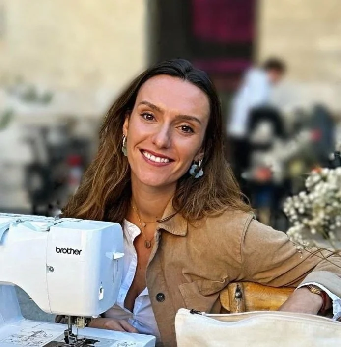 ROSALIE NARCY - Fondatrice de Lalie Paris.

Après une formation en Marketing à l'ESSEC et 6 ans comme Responsable Marketing, Rosalie se forme à la couture et souhaite entreprendre durablement. En 2022, elle fonde sa marque Française d'upcycling Lalie