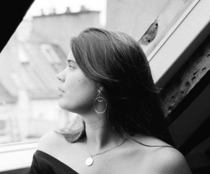 ANGÉLIQUE GRUAU - Fondatrice Amicalement Soi. 

Formée en stylisme à l’IFM et en textile à Rome, Angélique fonde Amicalement Soi en 2022, une marque de carrés de soie fabriqués en France, qu’elle illustre à la main. Elle propose des collections B2C e