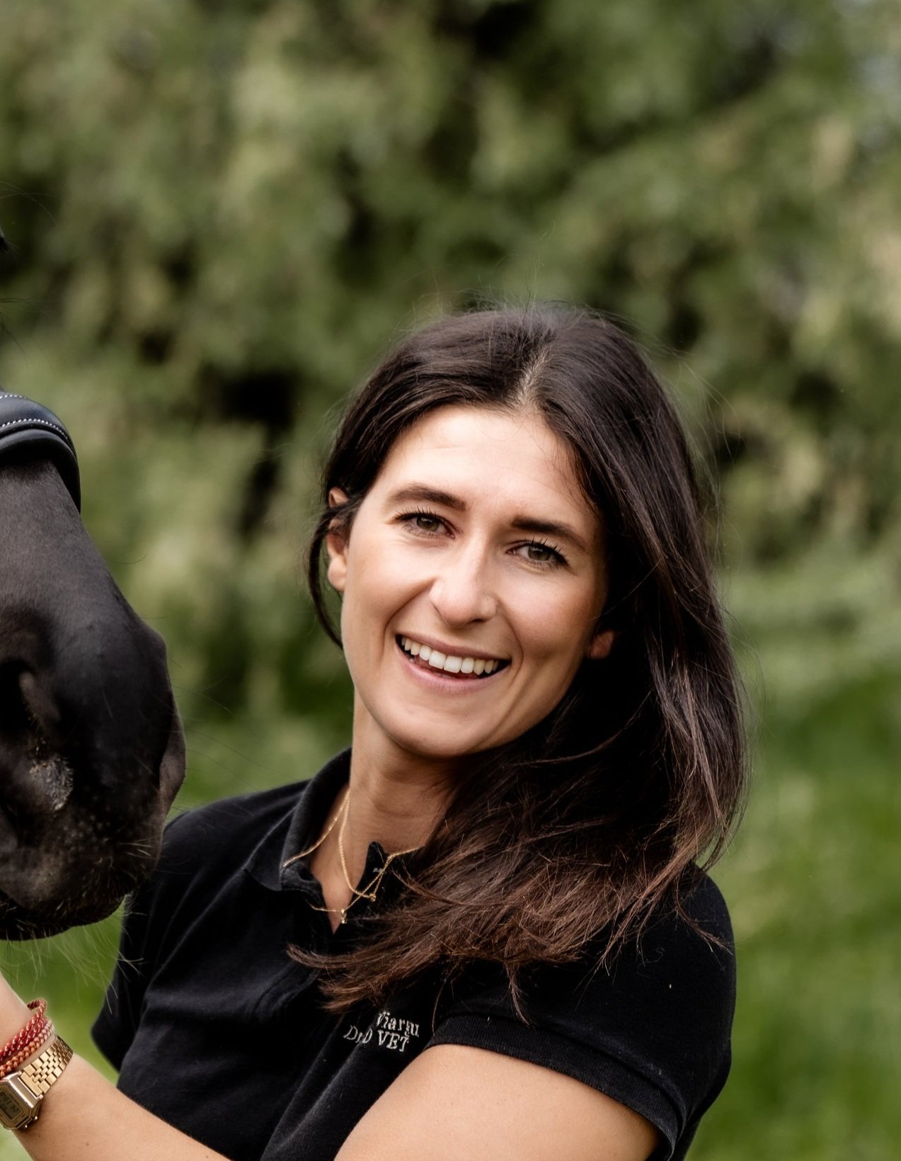 JENNA VIARGUES - Vétérinaire et Ostéophate Equin.

Sa passion pour les animaux a menée Jenna à la médecine vétérinaire, où elle s’est spécialisée dans les soins aux athlètes équins. Elle travaille à améliorer la locomotion, prévenir les pathologies e