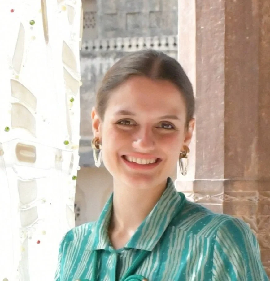 VICTOIRE DE BRANTES - Designer et Auteur. 
Diplômée de la Design Academy Eindhoven 
 et lauréate Vastrakala en 2024, Victoire partage son temps entre la Provence, Paris et l'Inde. Valorisant le savoir-faire artisanal, elle conçoit des pièces d’except