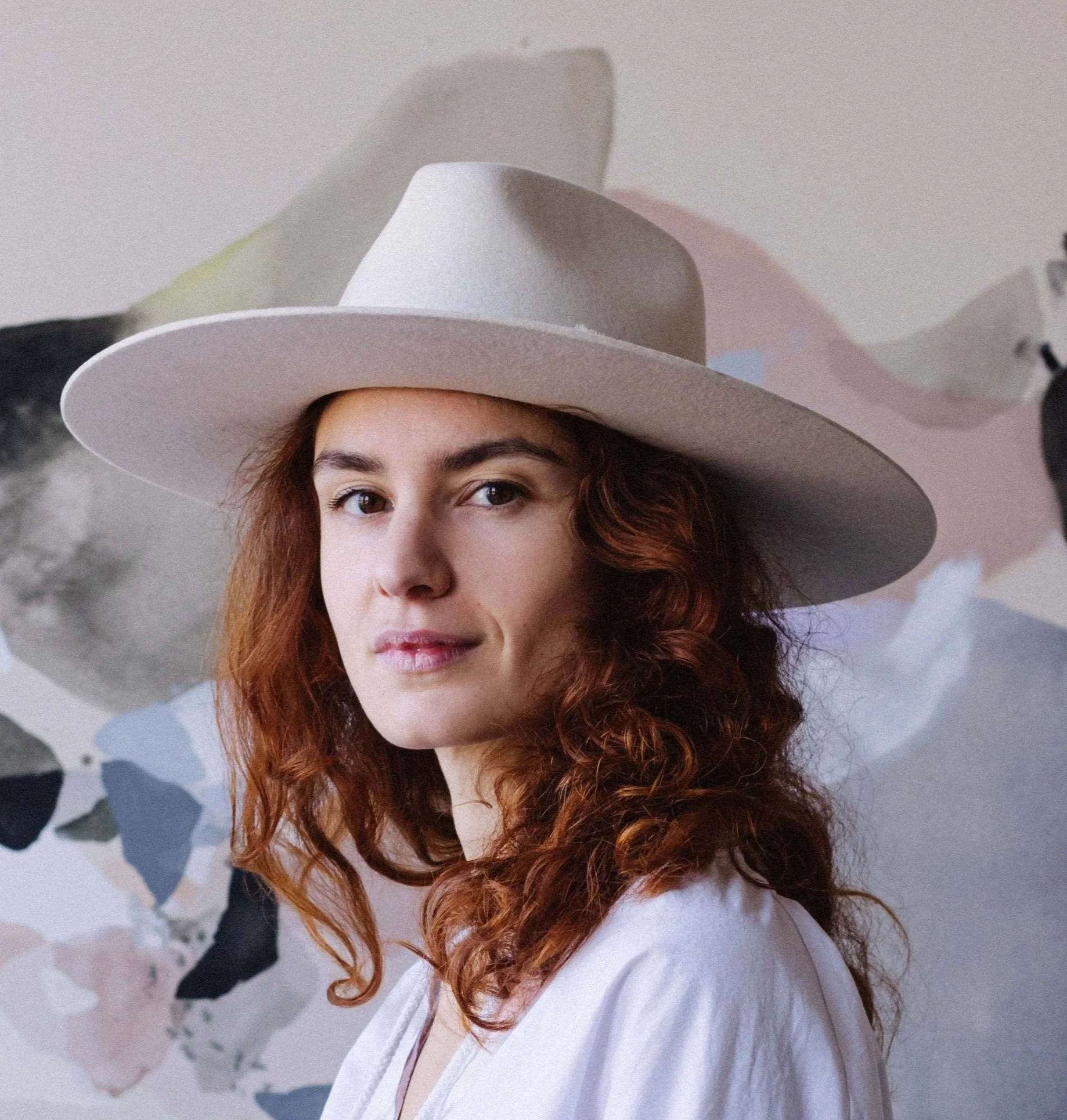 JULIA A. ETEDI - Artiste et Entrepreneur. 

Titulaire d'un diplôme d'animation en expression plastique Julia a également enrichi son parcours artistique en suivant les cours du soir des Beaux-Arts. Aujourd'hui, en tant qu'artiste peintre, elle est en