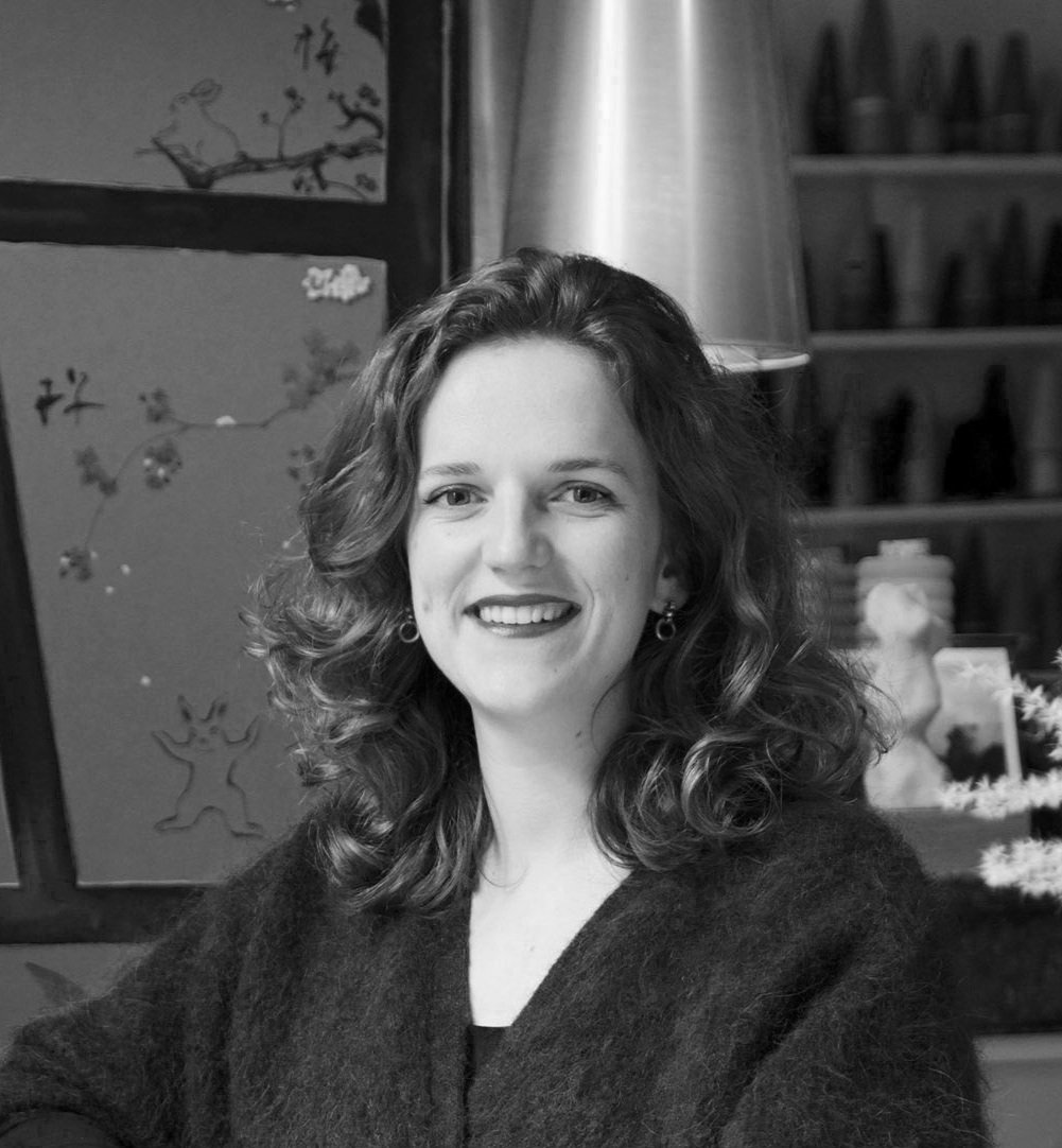 EMMA DE L'ECLUSE - Responsable Studio Manufacture Robert Four. 

Diplômée de l'école Duperré en Design Textile, Emma a travaillé au sein de Maisons de Haute Couture (Margiela, Dior) et enseignes mobiliers tel que Habitat avant de lancer sa propre col