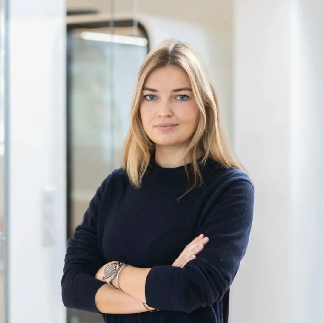 ELÉONORE BARREYRE – Consultante senior en communication corporate chez Alva Conseil. Diplômée en droit public (La Faco Paris) et en affaires publiques (SOAS University), Eléonore débute sa carrière en communication politique, prenant part à plusieurs