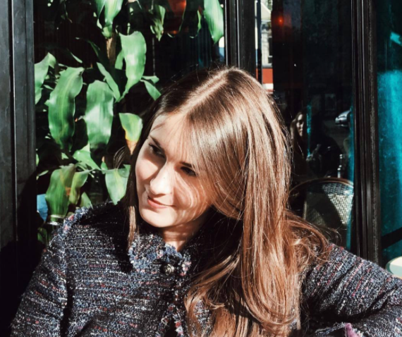 LAETITIA WALEWSKA – directrice artistique et designer d’intérieur. 
Formée au Sotheby’s Institute of Art, Laetitia débute auprès de collectionneurs privés avant de cofonder Monad Collection, dédiée aux talents émergents en art et design. Aujourd’hui 