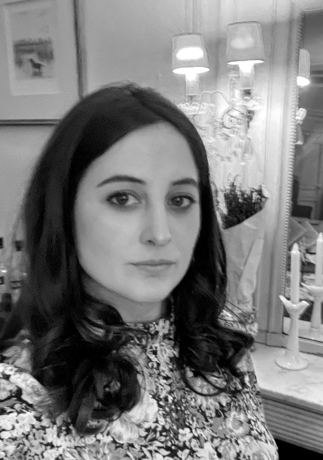 SIXTINE DE SORBAY – Styliste chez Chanel & fondatrice de Javotte.
Formée à l’École de la Chambre Syndicale de la Couture Parisienne après un parcours en arts appliqués, Sixtine est aujourd’hui styliste pour la maison Chanel. Elle imagine et dessine l