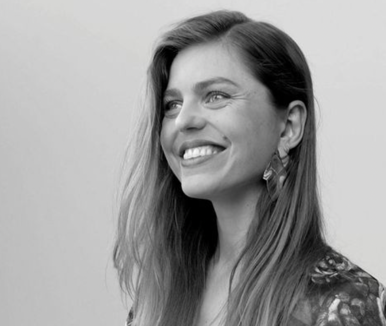 STEPHANIE SMITH - Fondatrice et CEO chez Modaresa. 
Franco-Norvégienne, diplômée de Sciences Po et membre du programme d’innovation de LVMH, Stéphanie est une figure incontournable de la fashion-tech française. Entrepreneur dans l’âme, elle fonde Mod