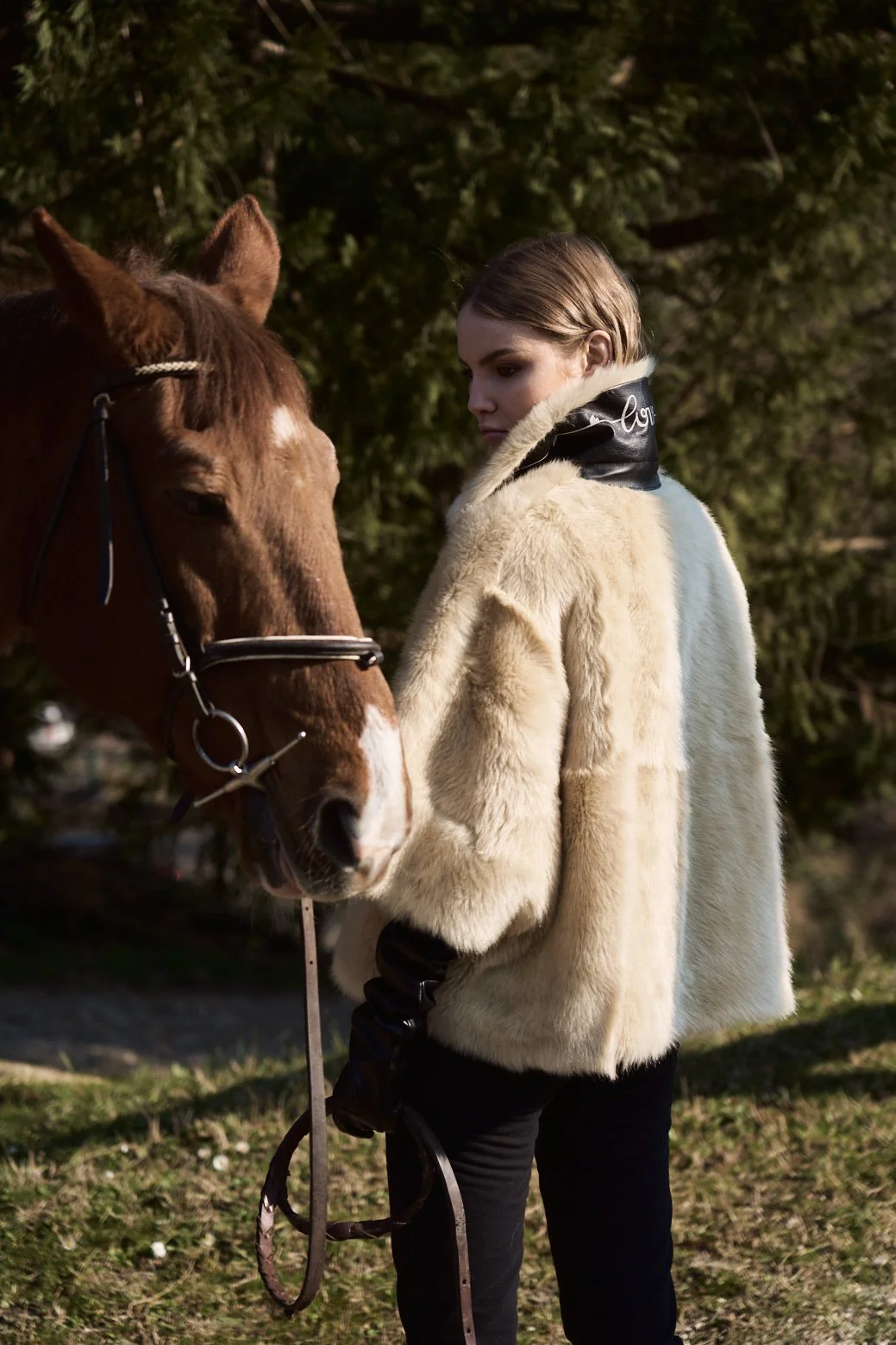 Modella indossa montone Christia con cavallo
