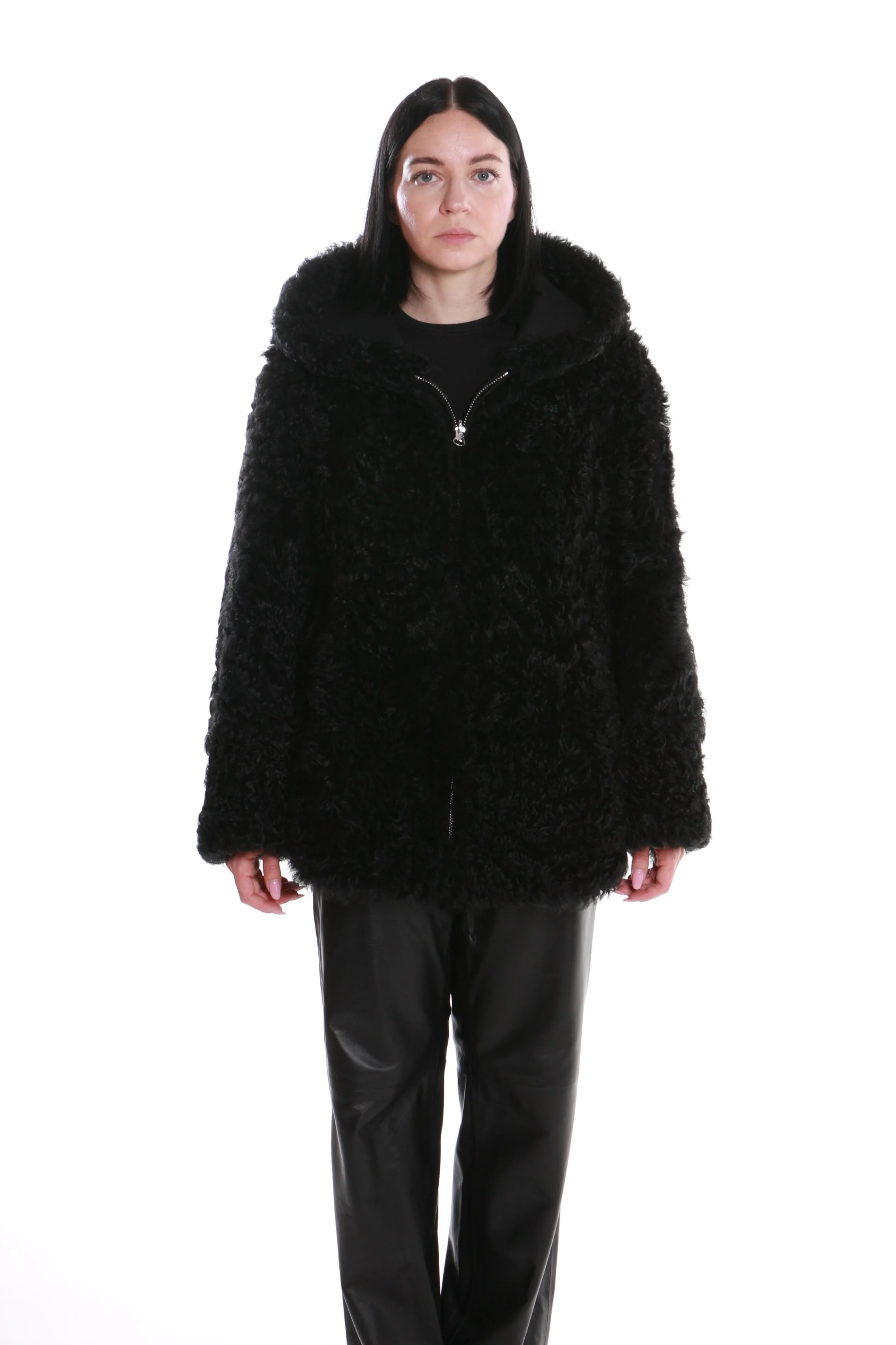 Giacca con cappuccio in shearling nero
