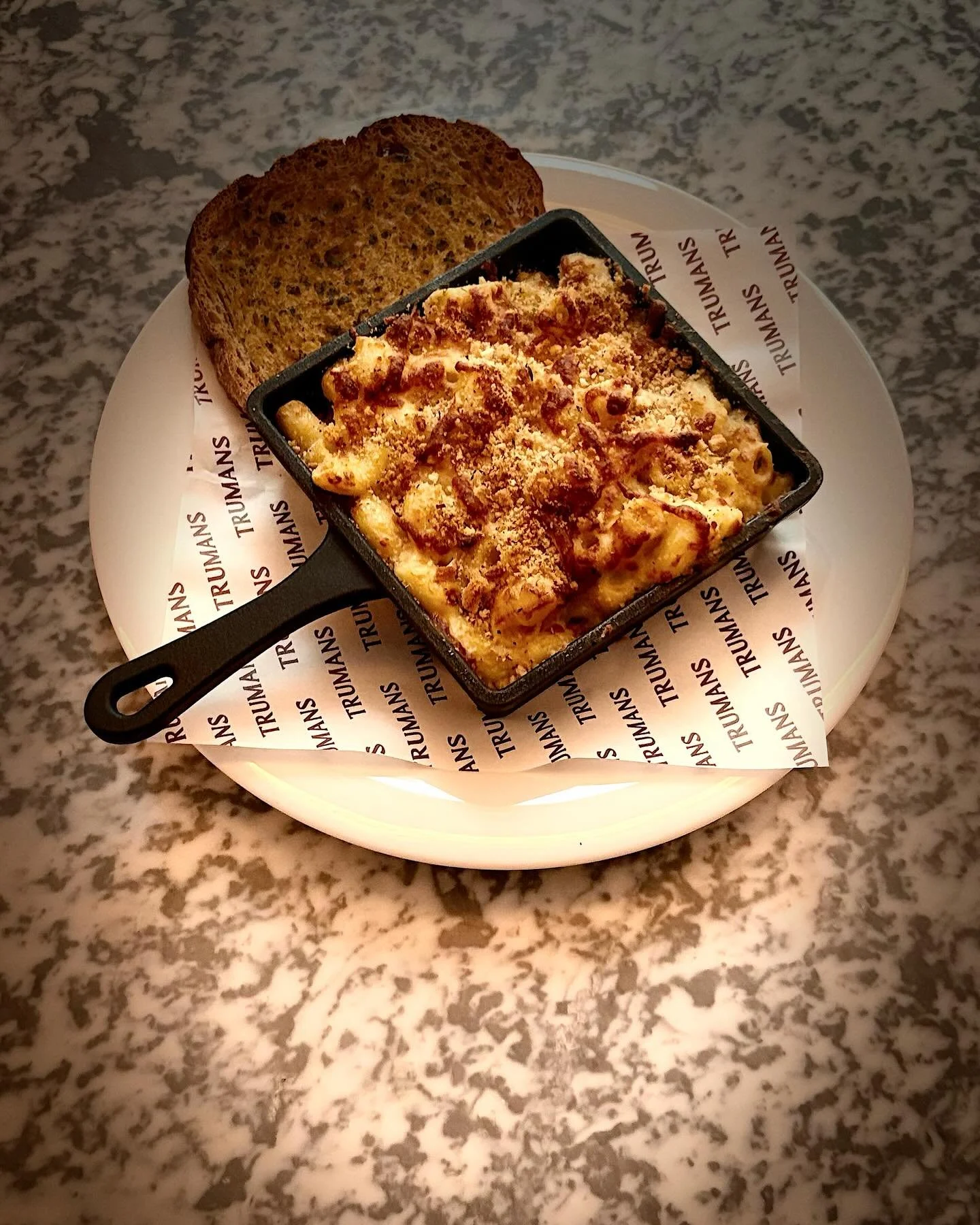 A good classic, Homemade macaroni cheese! 

~ Garlic &amp; Herb Crumb, parmesan with a side of Garlic sourdough 

Doesn't that look stunning 😍

#foodpics #macandcheese #cheesepull #foodie #food #newbar #bar #drinks #foodlover #lunchbreak #lunchtime 