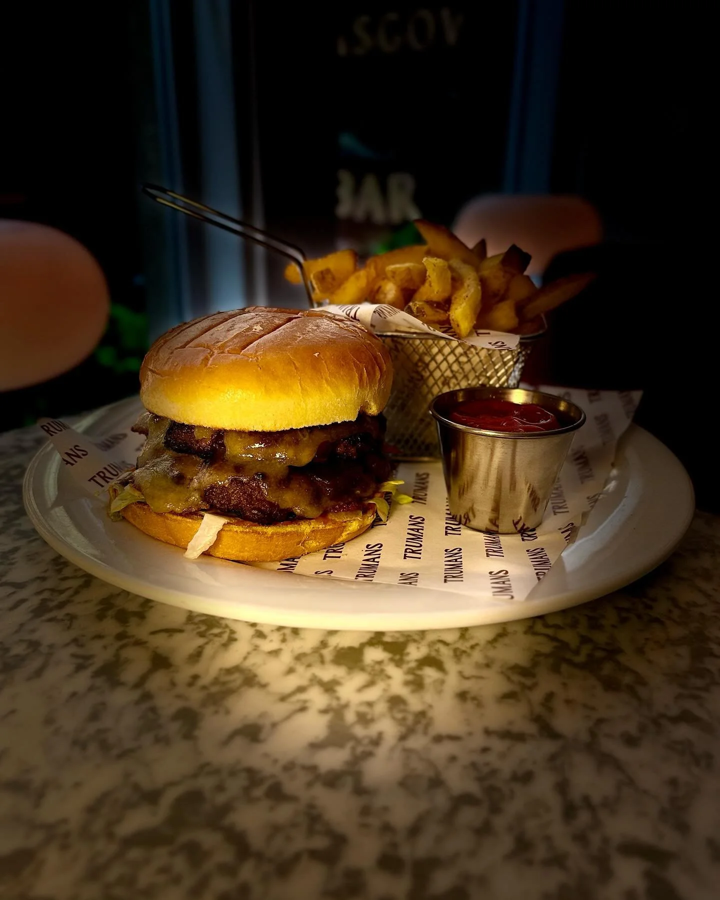 Did someone say smash burger? 

🍔 Double beef patties 
🍔 Grilled Cheese
🍔 Guinness caramelised red onion 
🍔 Pickles, Shredded lettuce, burger sauce 
🍟 Skin on fires 

#foodlover #burgers #burgersandfries #lunch #datelunch #skinonfries🤙👌 #dinne