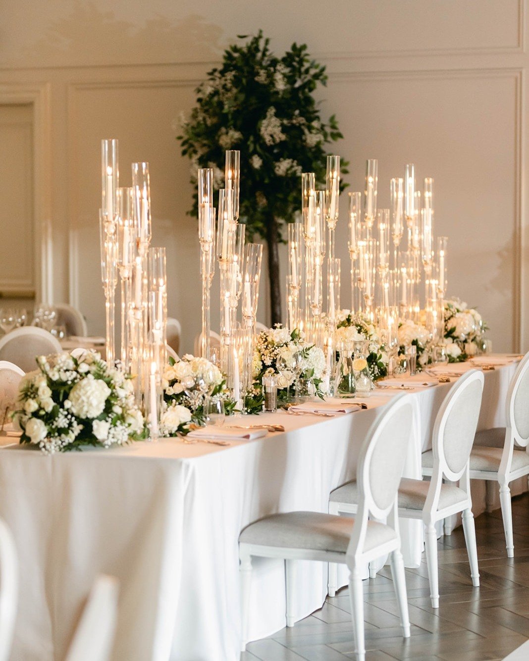 The effect of our modern 8-Arms candelabras. 

#torontoflorist #weddingsintoronto #weddingtrends2025 #blushandwhitewedding #weddinginspo #weddingflorist #freshflowers #weddingcenterpieces #wedding #weddingflowers #weddingfloraldeco #wedding #gtaweddi