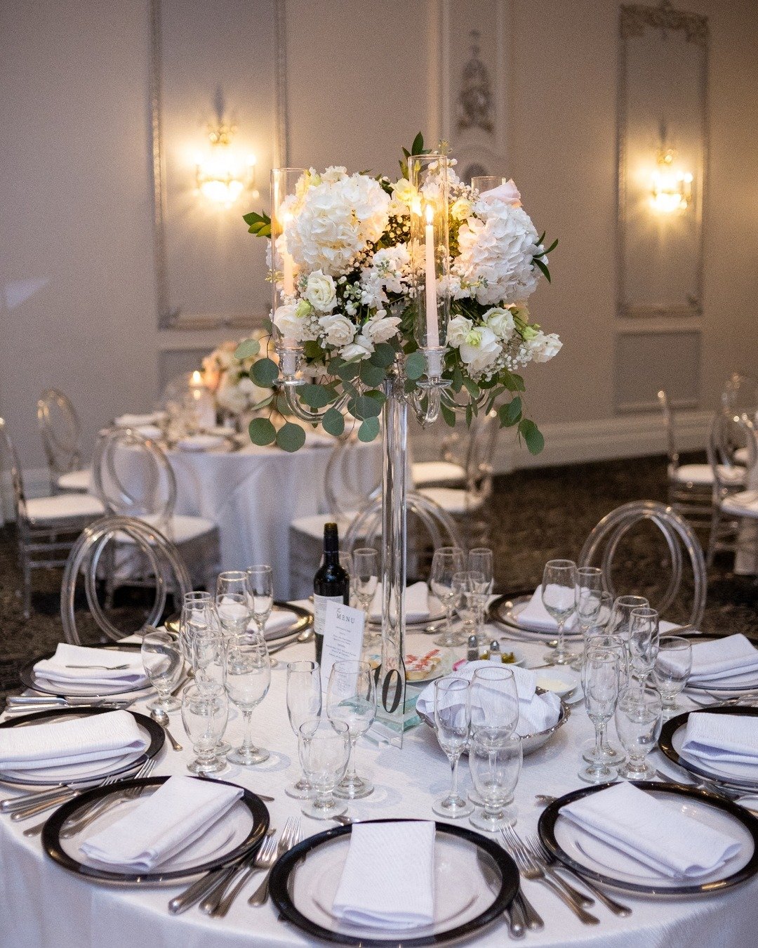 Did you know that you can choose to place a floral arrangement in the middle of your 5-arms candelabra? 

#torontoflorist #weddingsintoronto #weddingtrends2025 #blushandwhitewedding #weddinginspo #weddingflorist #freshflowers #weddingcenterpieces #we