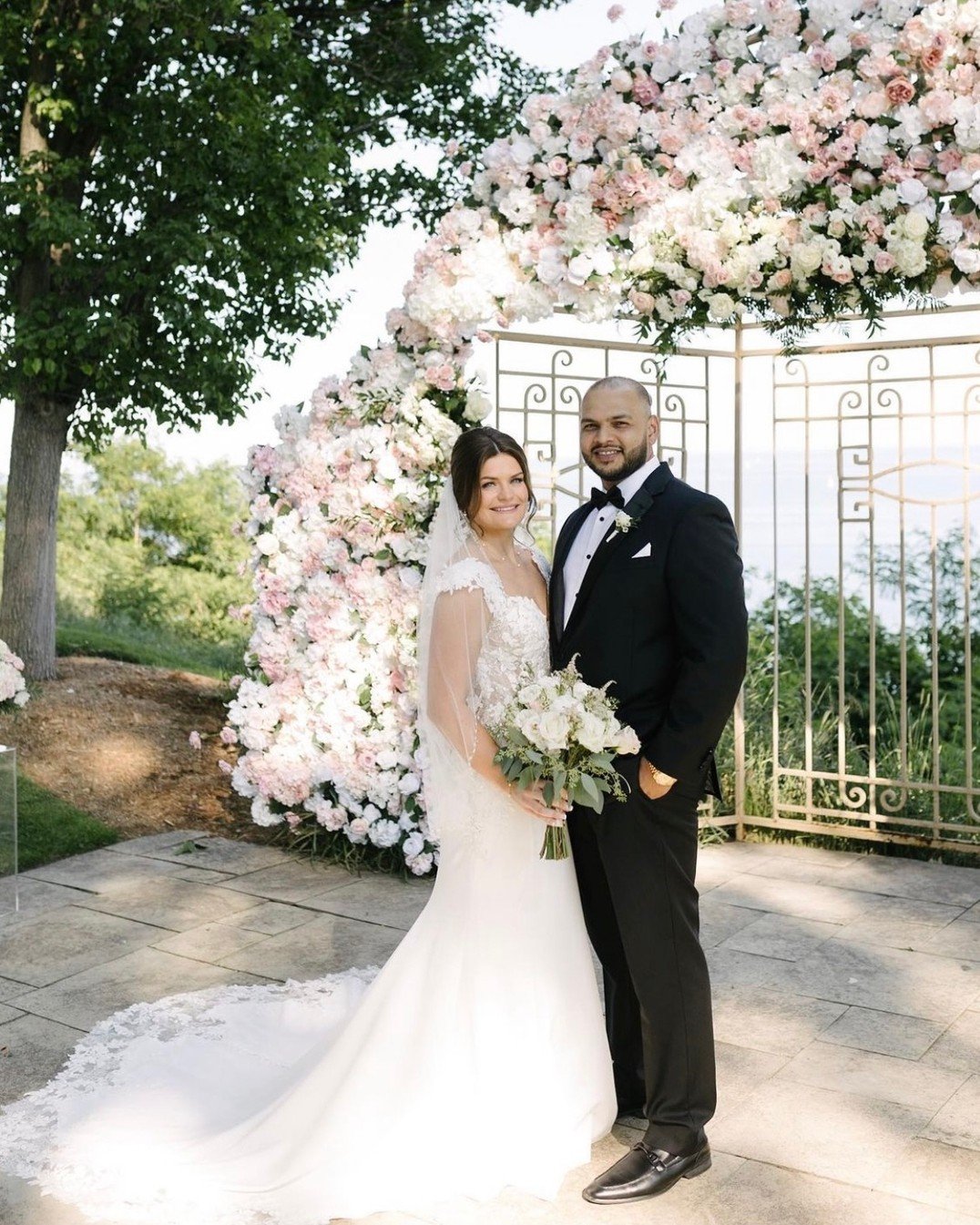 Love and blooms ♡ | #torontoflorist #weddingsintoronto #weddingtrends2025 #blushandwhitewedding #weddinginspo #weddingflorist #freshflowers #weddingcenterpieces #wedding #weddingflowers #weddingfloraldeco #wedding #gtaweddings #ontariowedding #freshf