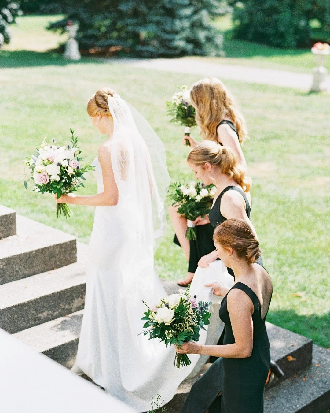 A timeless moment in motion: the bride in a sleek white gown and veil, surrounded by her bridesmaids in deep green dresses, each holding lush white and green bouquets. The perfect blend of minimal elegance and natural beauty.
⠀⠀

#BridalBouquet #Blac