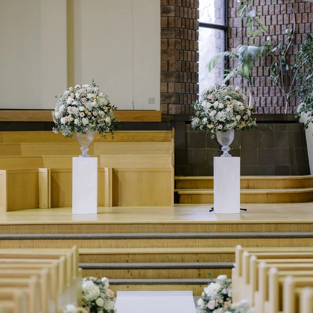Statement pieces that whisper romance &mdash; our large glass urns bring graceful grandeur to your wedding florals.

🏷️ @zhaunfrias