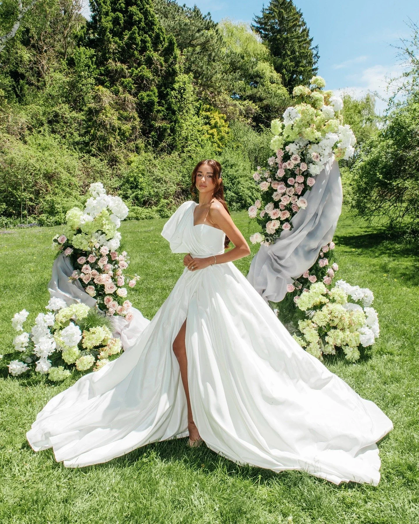 Drapery is the biggest wedding decor trend of 2025 ✨
Check out our deconstructed arch featured at @wedluxe

📸Photography + Cinematography + Creative Direction @annakrasovska_photography
🗓️Event Planning + Co-Production @claudiaandco_
🌸Floral Desig