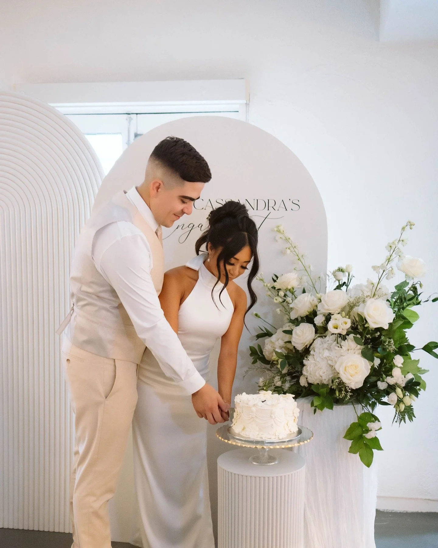 Congratulations to the engaged couple, Cassandra and Jordan. 

* white flower arrangement in lomey plate on plinths 

♡ photographer: @elle.ivy.photography
♡ content creator: @the.bridaldiaries
♡ venue: @thefarefoodco
♡ hair: @salontocci; @floatinghe