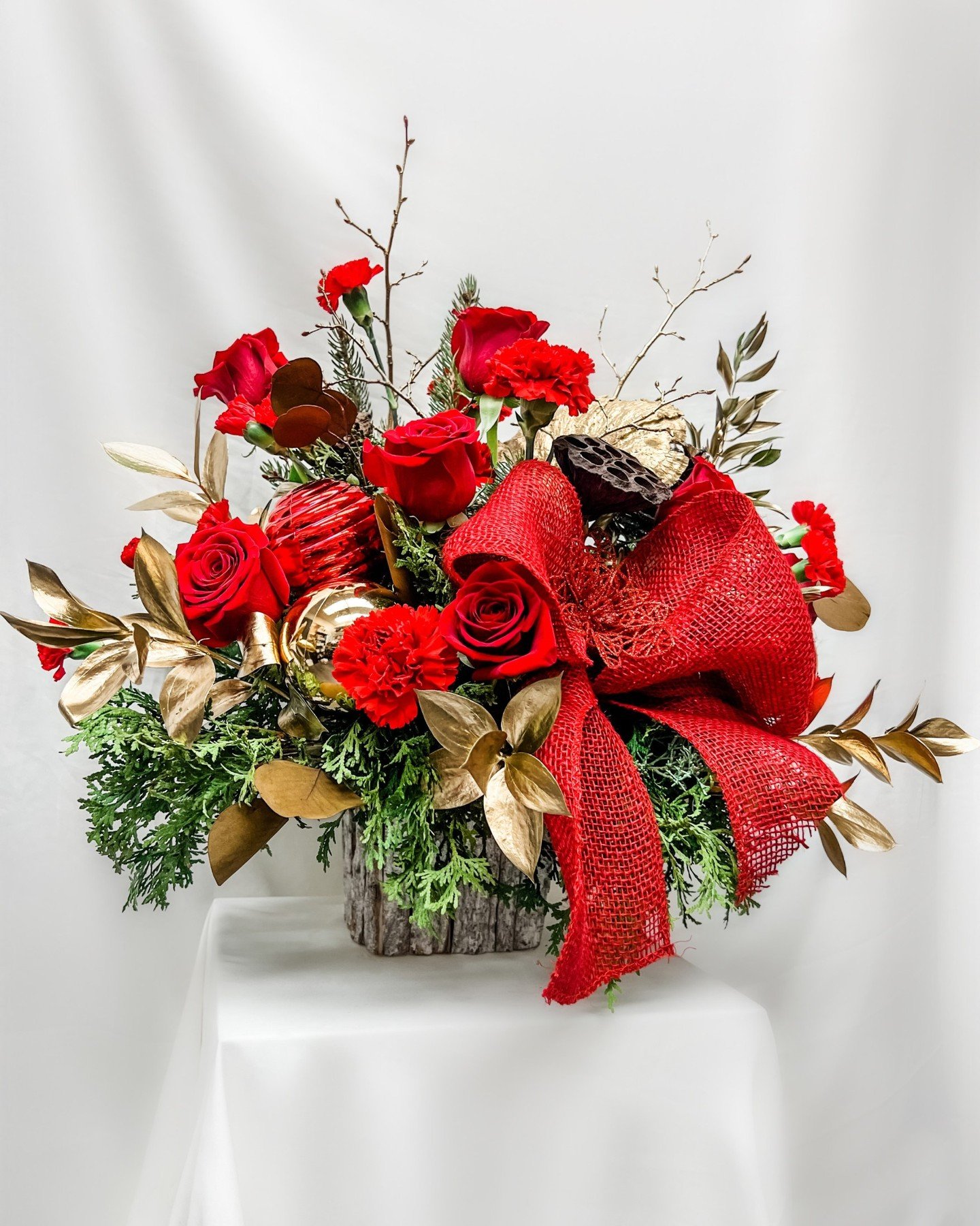 Bring joy, sparkle, and sophistication to your holiday season with this timeless Christmas centerpiece &mdash; a piece that makes every table feel like Christmas morning. Order your Christmas pieces with us! 

#ScarboroughFlorist #TorontoFlorist #Dur