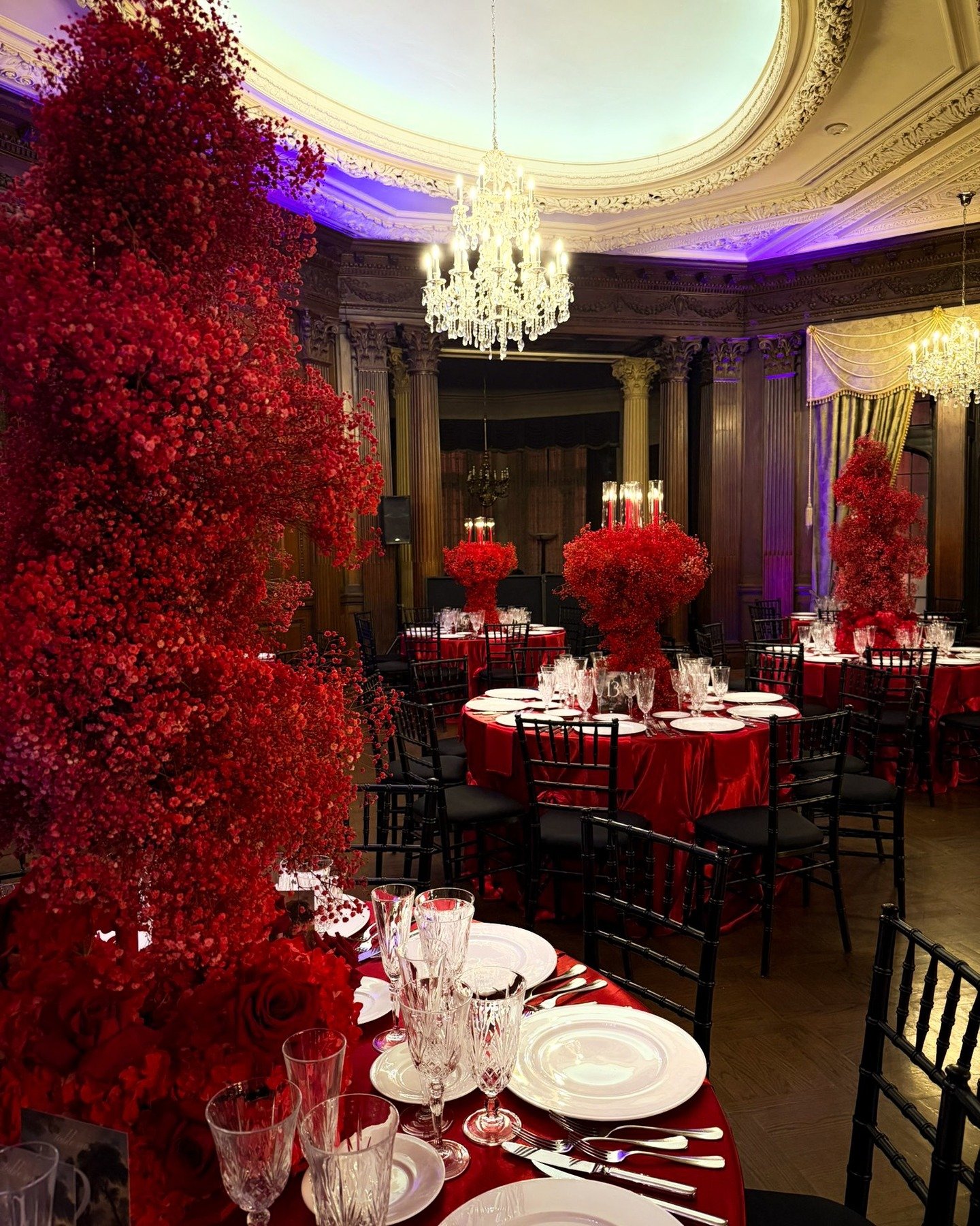 A sea of crimson romance &mdash; towering bespoke centerpieces designed in layers of red roses and baby&rsquo;s breath. for a luxury wedding celebration at #casaloma 

Designed by Bloomberry &amp; Co, luxury wedding florists creating immersive floral