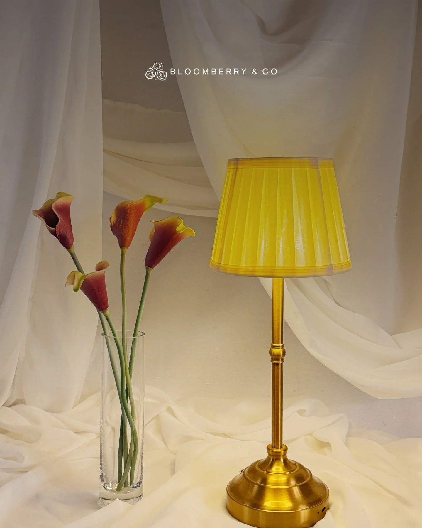 Soft, warm lighting to create the most romantic ambiance 🌟 Vintage lamps are taking center stage at weddings in 2026! They bring a timeless charm and elegance, setting the perfect tone for unforgettable moments. 

We're booking heavily for 2026-2027