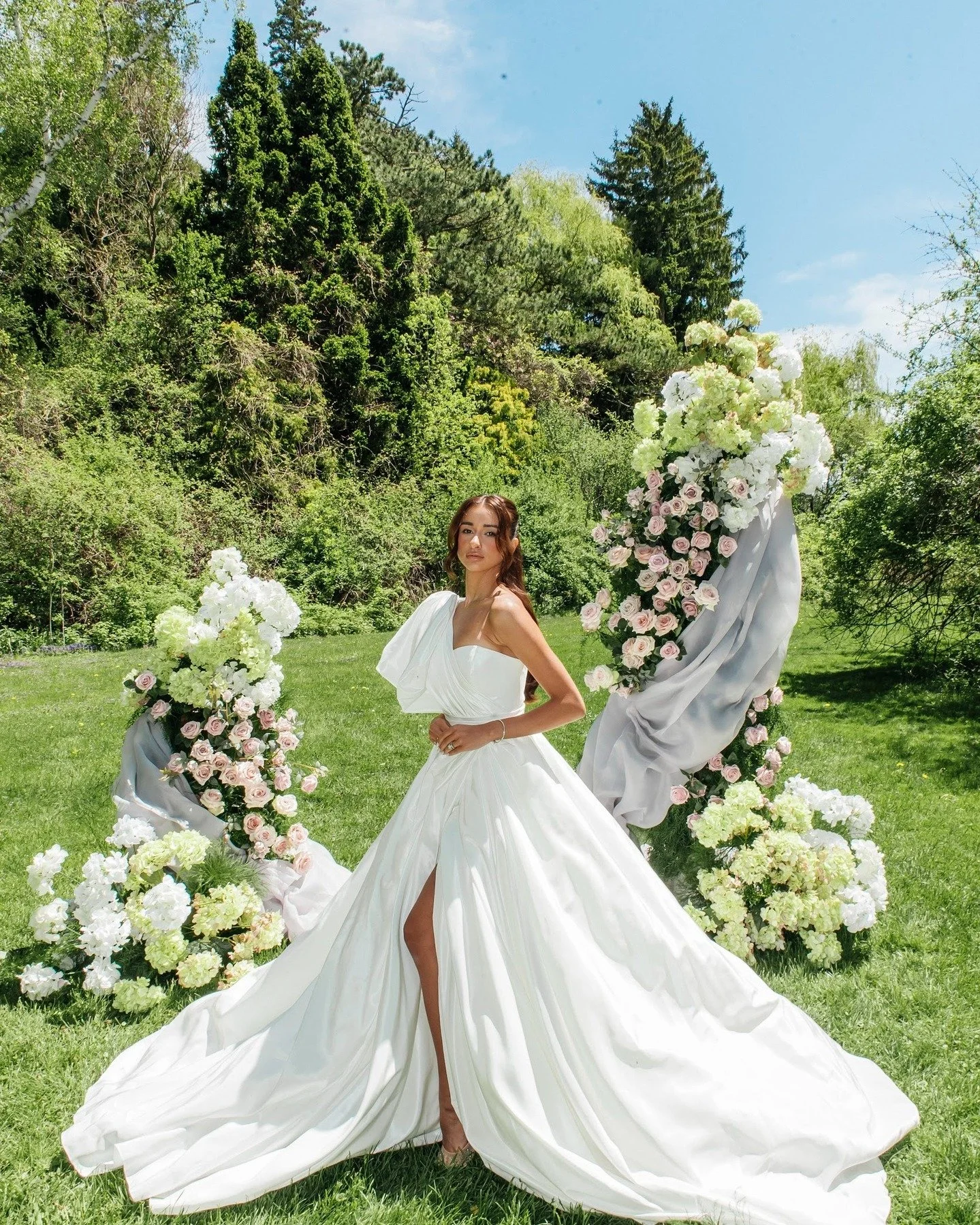 Our deconstructed arch is a stand out! Learn more about our rentals www.bloomberryandco.com/rentals 

📸Photography + Cinematography + Creative Direction @annakrasovska_photography
🗓️Event Planning + Co-Production @claudiaandco_
🌸Floral Design Desi