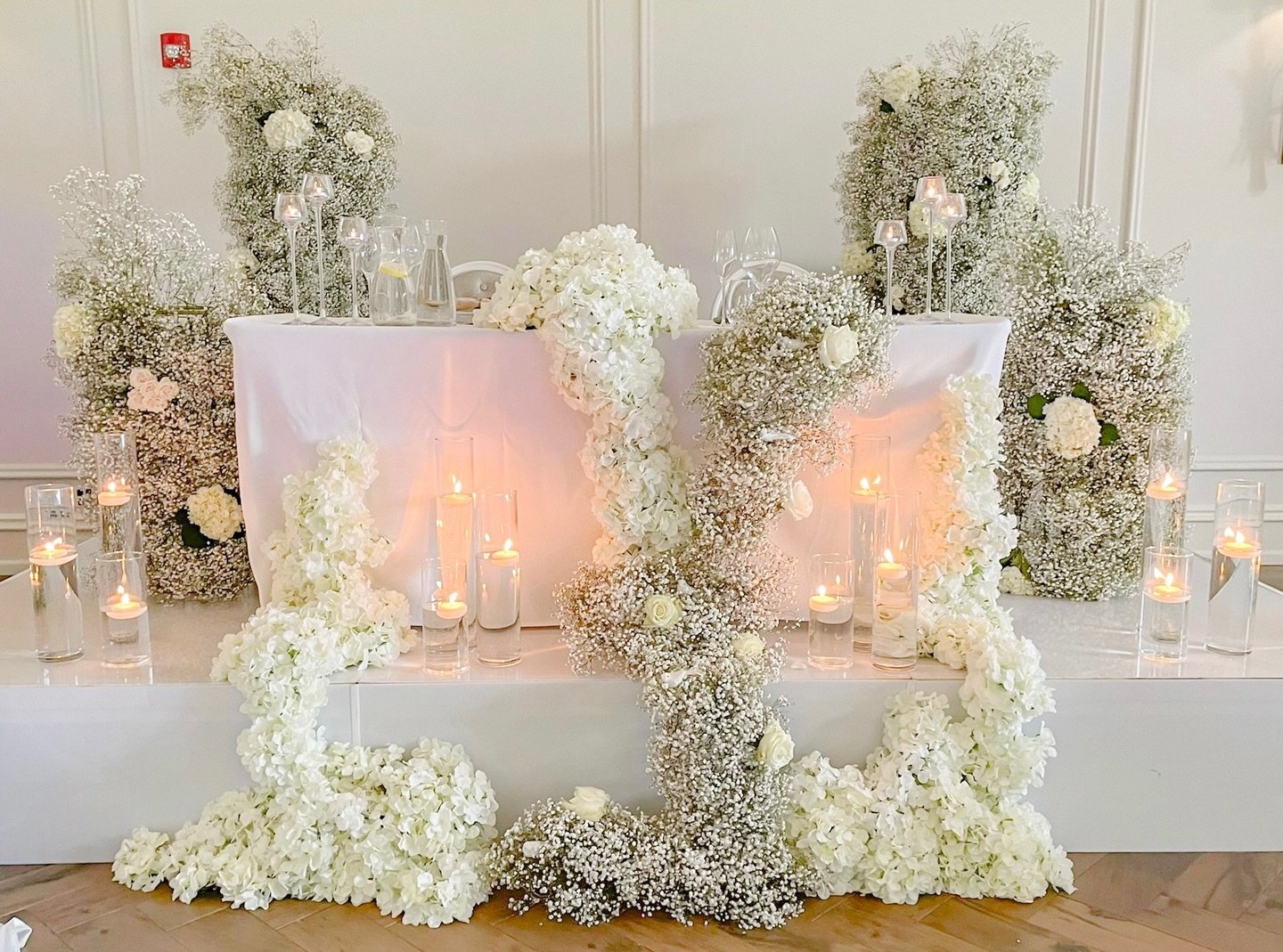 The lovin' in our eyes. Our lush waterfall sweetheart table with hydrangeas and baby's breath 🫧🦢☁️

#sweethearttable #luxewedding #booking2026weddings