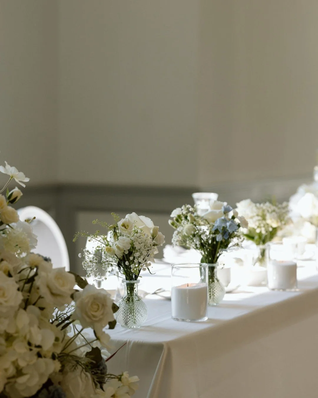 Thoughtful table florals designed for an elegant guest experience ✨

Simple, refined, and intentionally styled for modern weddings.

#weddingtablescape #receptionflowers #weddingcenterpieces #luxuryweddingdecor #weddingdesign #eventfloraldesign