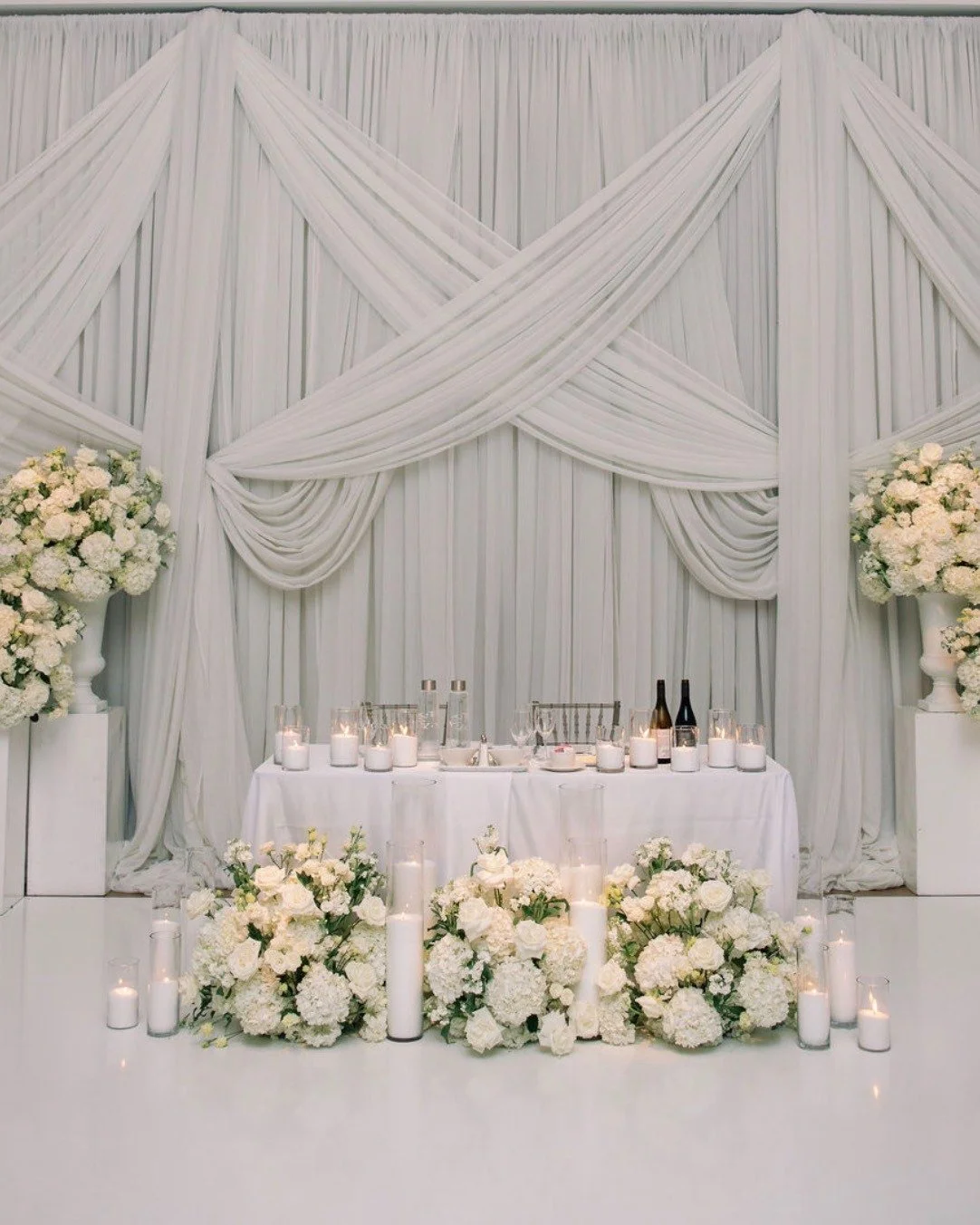 Mirena &amp; JP's sweetheart table filled with white blooms and sandwax candles. 

Intentional design over excess.
Florals and d&eacute;cor rentals for modern weddings.

🤍 Inquire today

#WeddingFlorist #WeddingDecorRental #WeddingAesthetic