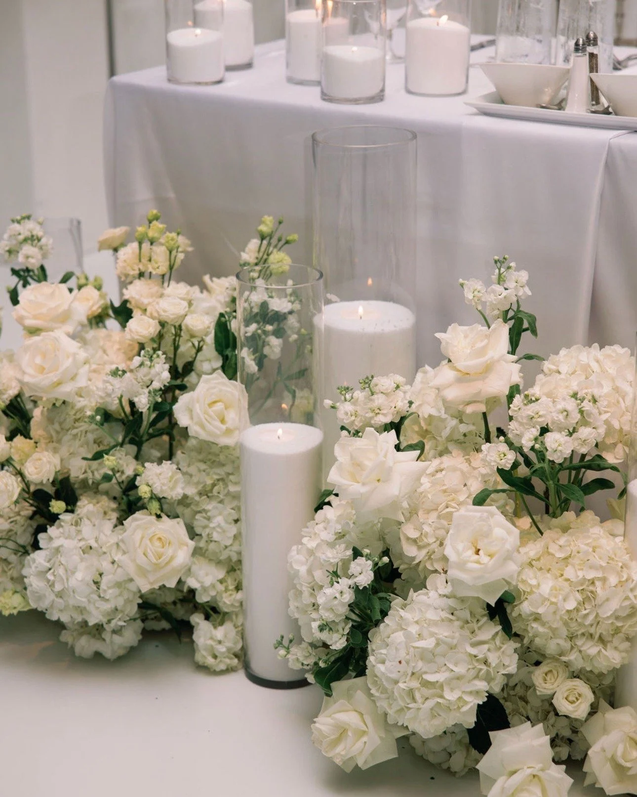 The prettiest floral design that bring elegance and romance at Mirena &amp; JP's sweetheart table. 

📸 : @emily_michelson 
💖 : @allprettyevents