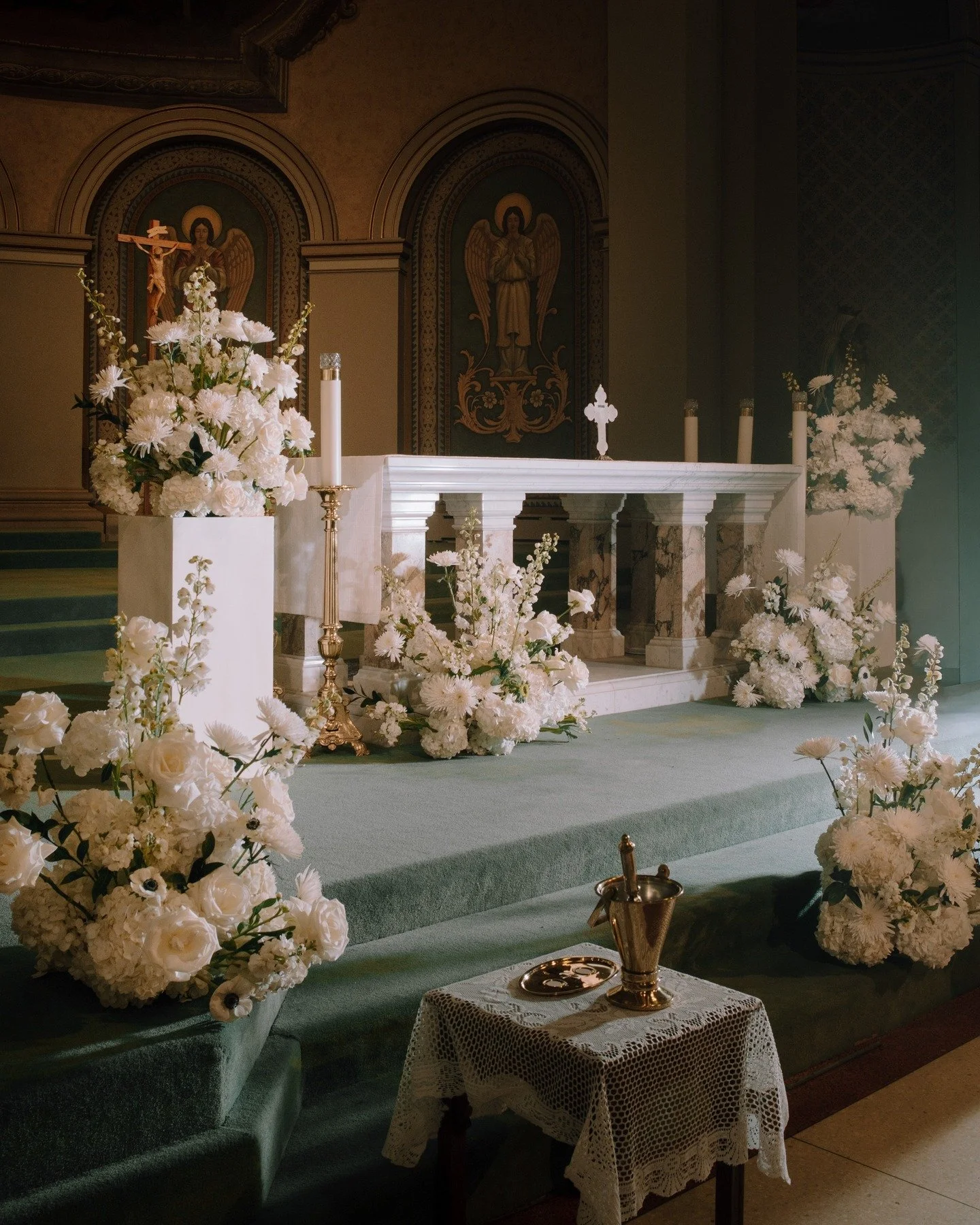 Soft, romantic, modern, or bold &mdash; your wedding flowers should feel like you 🤍
We help couples design florals that make sense for their day.

📩 Book your wedding florist today

#WeddingFlowersDesign #WeddingDecor #WeddingFloristCanada #Engaged