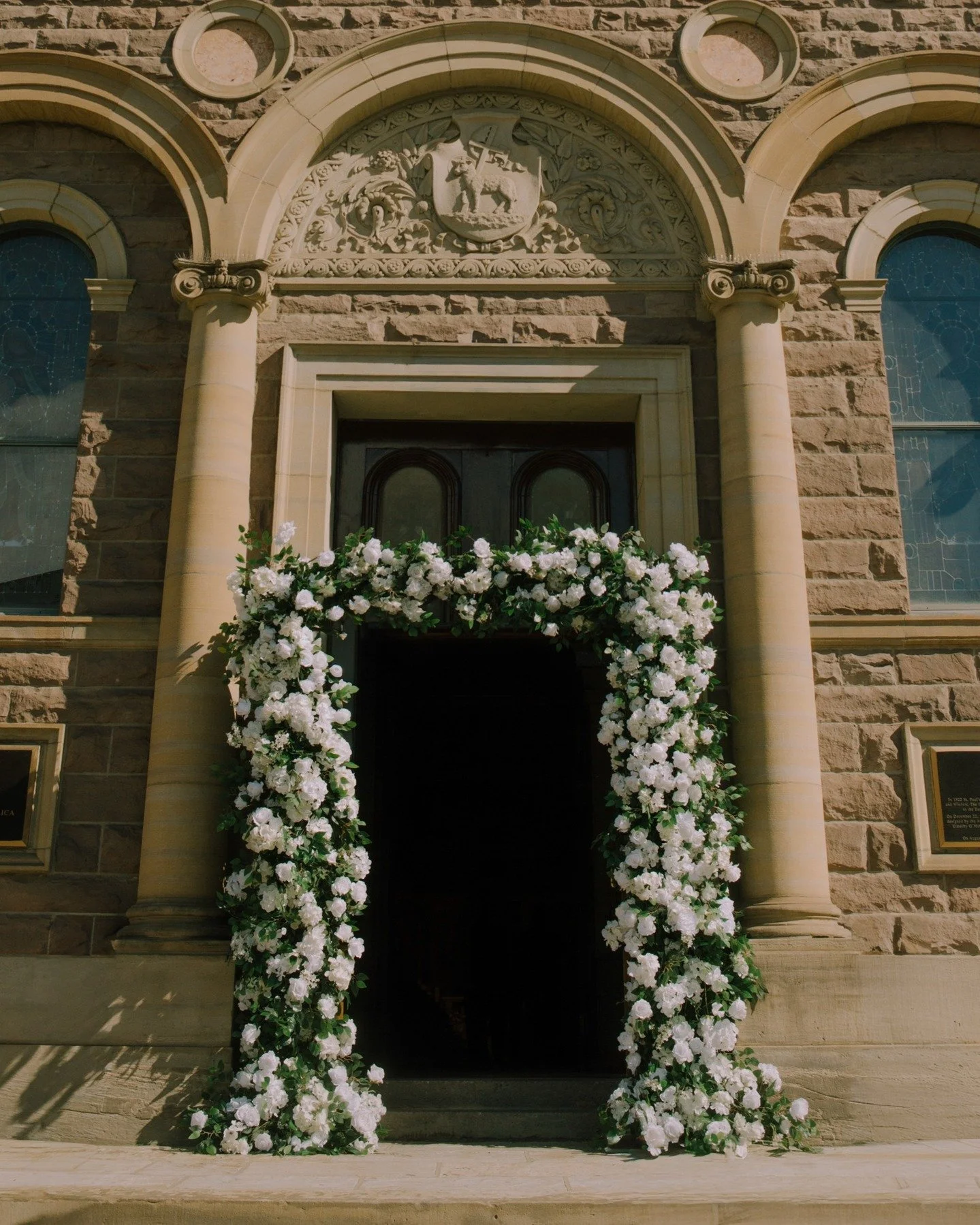 #ASSEENONWEDLUXE | Beautifully within the boundaries. We believe creativity thrives when guided by tradition.

Respectful and elegant church wedding flowers in Toronto.

📩 @unparalleledweddings 
💐 @bloomberry.and.co 
📸 @flofoto.ca 

#TorontoWeddin