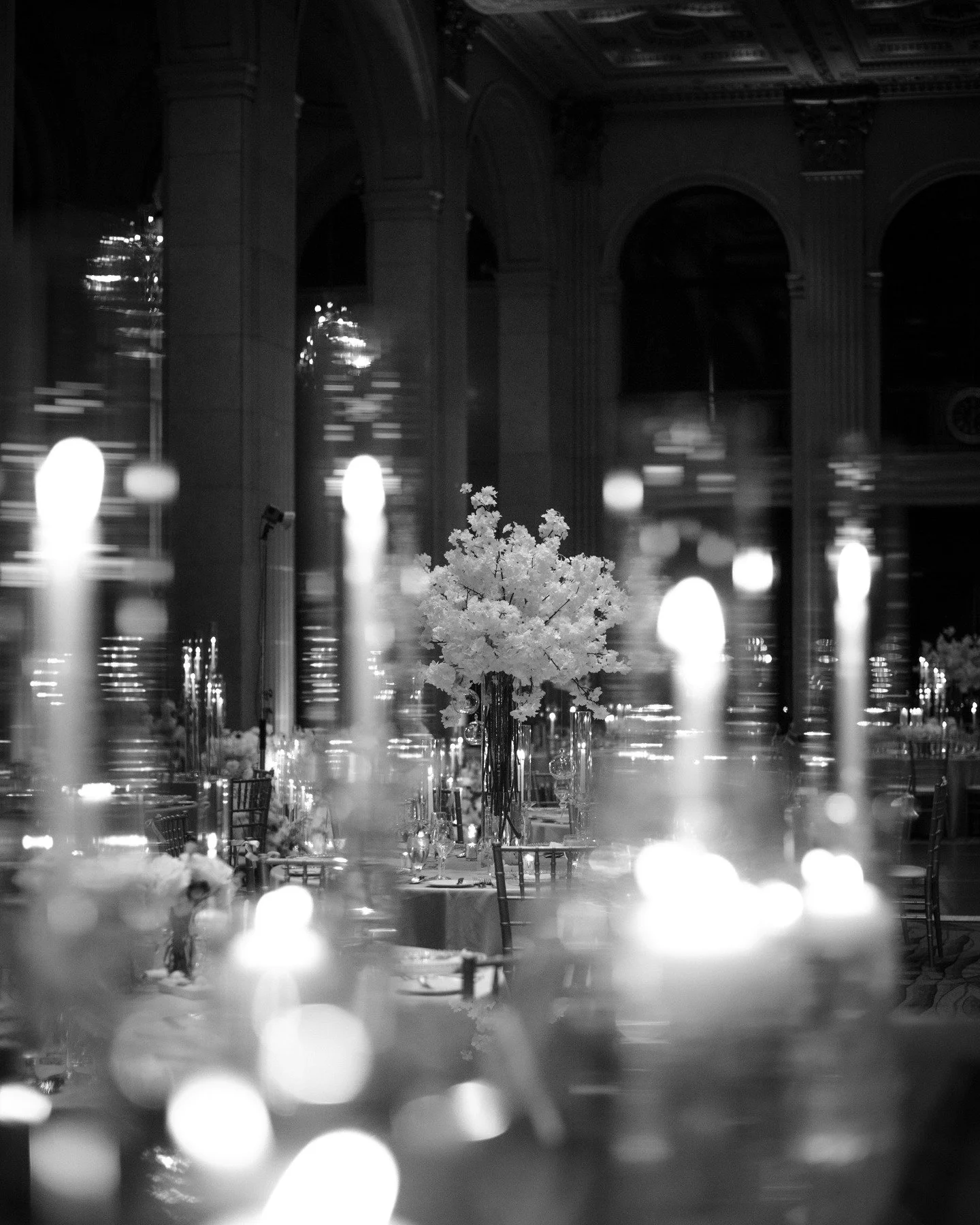 Not everything is about the aesthetics. Spend your decor wisely when you combine decor with florals. 

That's why you hire experts. 
&amp; florists who cares. 

Luxury wedding decor in Toronto with refined floral styling.

📩 @unparalleledweddings 
?