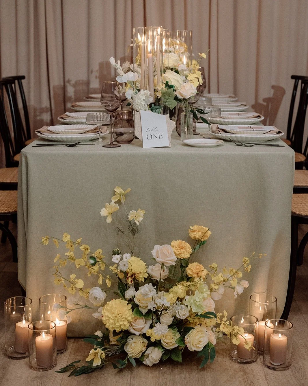 Ready for spring? Butter yellow florals for your bridal party or family table. 

Planning and Design: @claudiaandco_
Decor rentals: @special_event_rentals
Florals: @bloomberry.and.co
Photography : @paulavisco