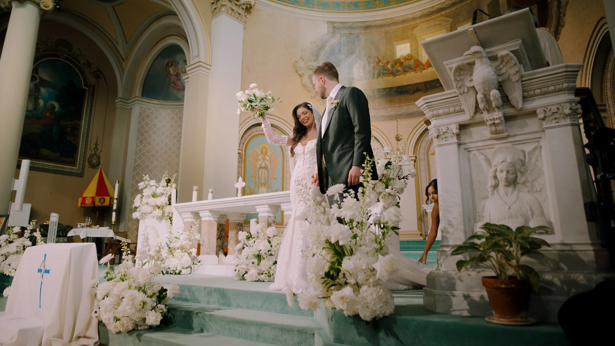 Every sanctuary has its story.
We design to enhance, never overwhelm.

High-end church wedding flowers in Toronto tailored to venue policies.

📩 @unparalleledweddings
💐 @bloomberry.and.co
📸 @flofoto.ca

#TorontoWeddingPlanner #LuxuryWeddingInspo #