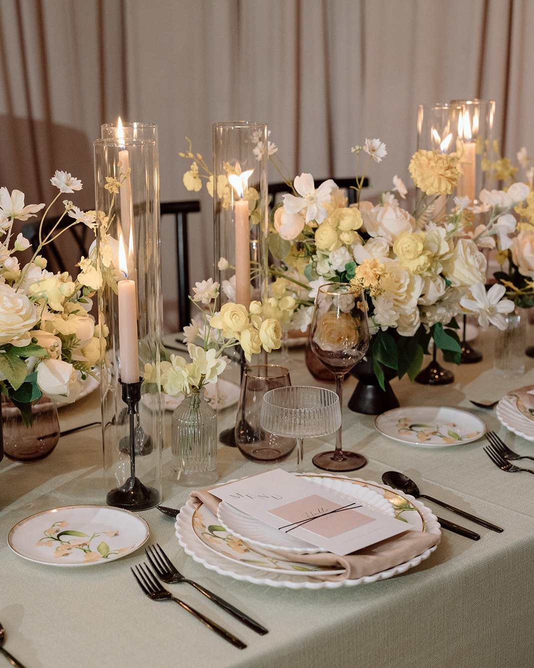 Tablescape with butter yellow florals in black compote.

Planning and Design: @claudiaandco_
Decor rentals: @special_event_rentals
Florals: @bloomberry.and.co
Photography : @paulavisco