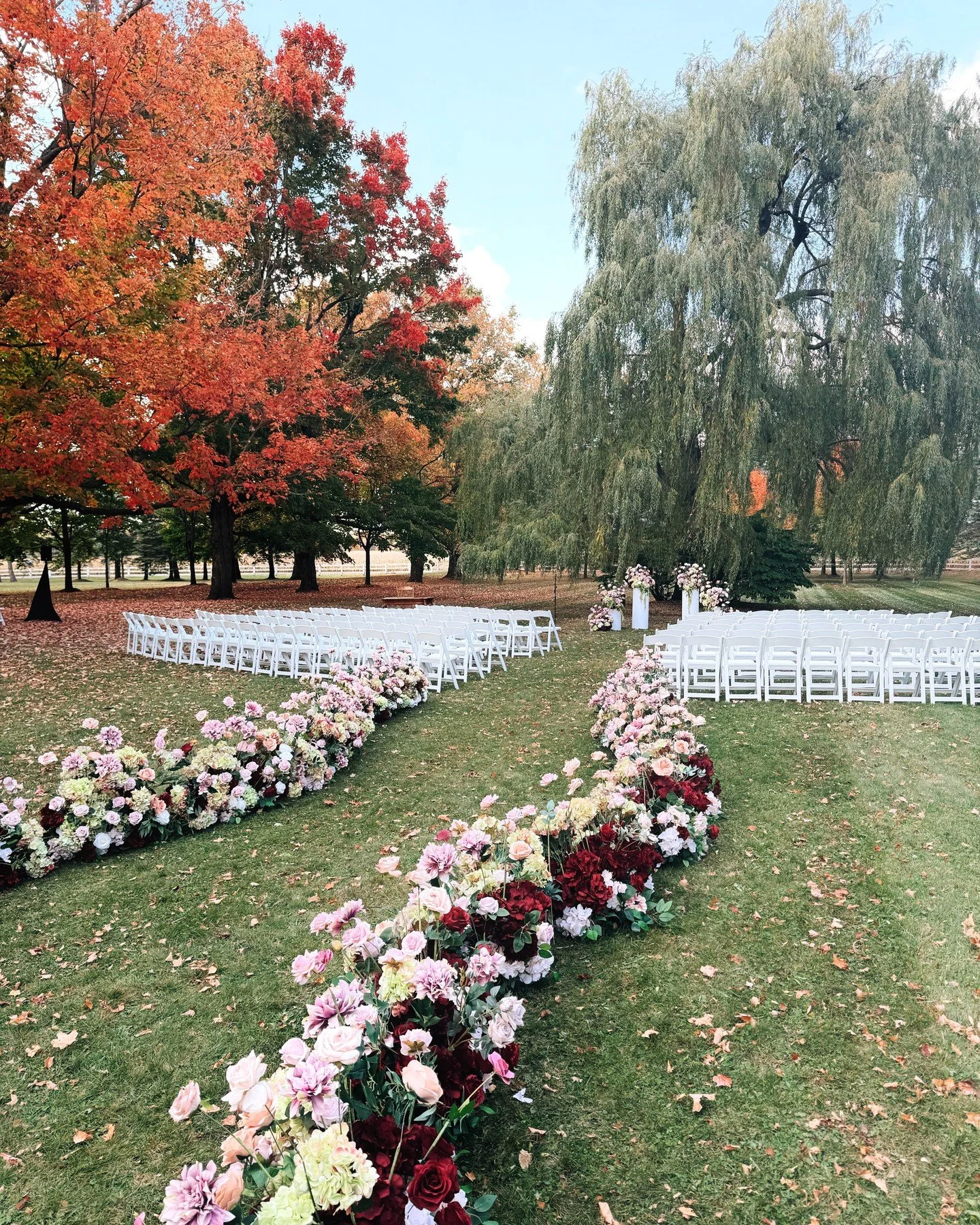 Here's one of our favorites from last fall. These aisle markers is such a statement as the bride walks down the aisle. 

📍Belcroft Estate
🌞Planning : @rachael.theeventdesignco 
💐Florals @bloomberry.and.co