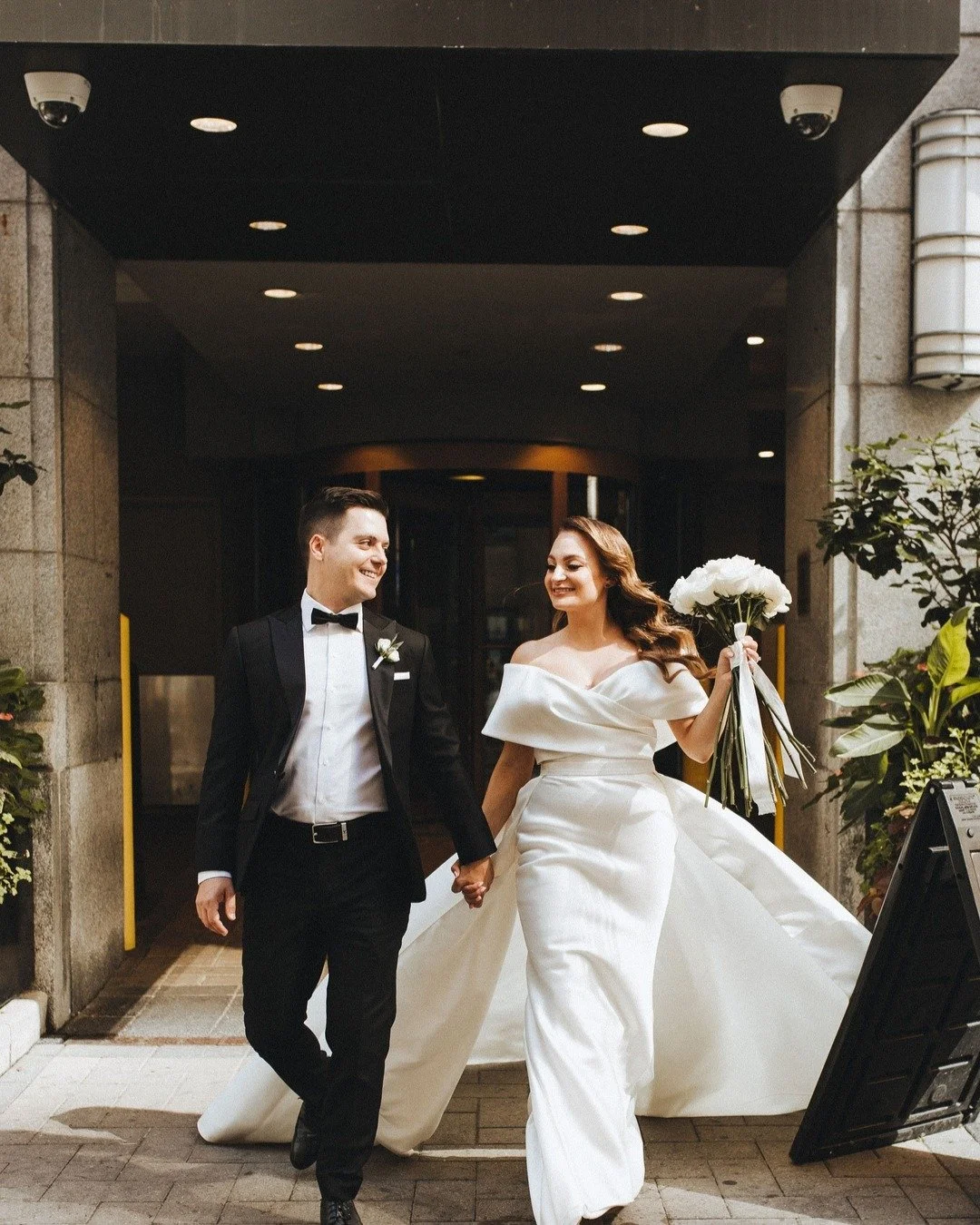 Some brides prefer those long stemmed bridal bouquet look. And we're here for it!

It's your day! 

#torontoflorist #weddingsintoronto #weddingtrends2025 #blushandwhitewedding #weddinginspo #weddingflorist #freshflowers #weddingcenterpieces #wedding 