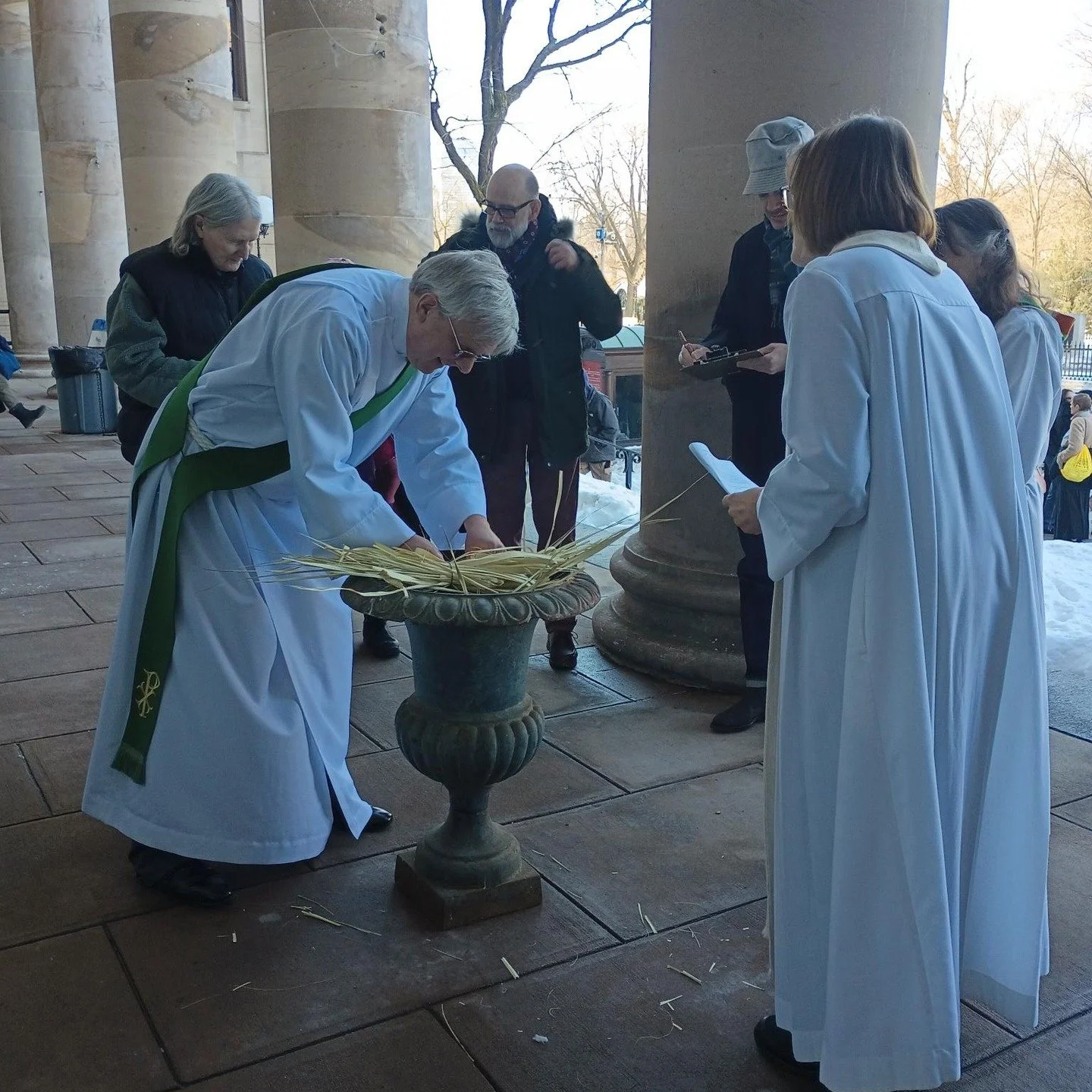 After yesterday's exhilarating service at the Cathedral (which featured performances from the Janelle Gilchrist Dance Troupe, a trumpet voluntary, Handel's 'Hallelujah' chorus, and the blessing of a civil marriage!), folks gathered outside the cathed